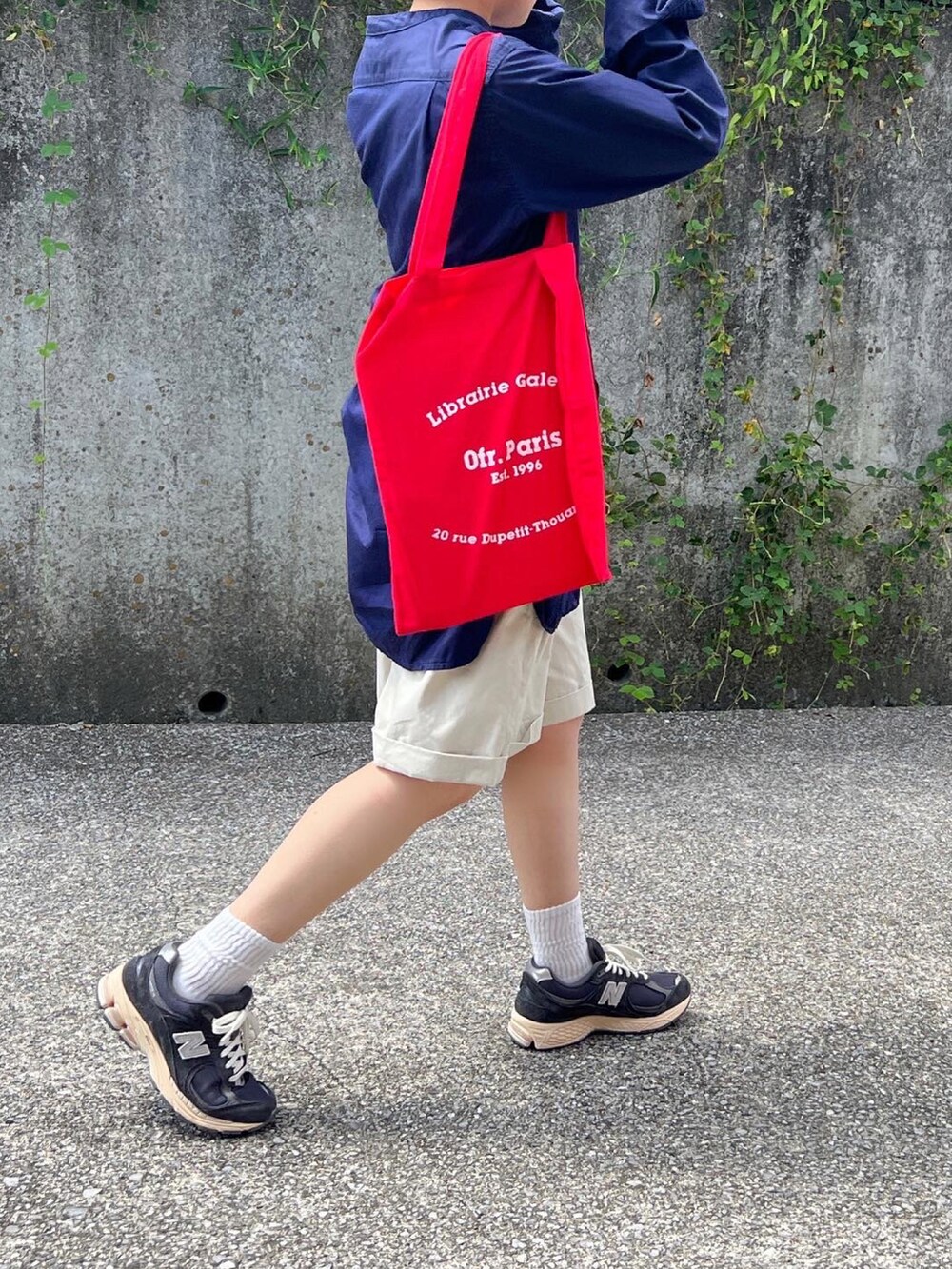 「真夏のアクティブスタイル、オトナカジュアル、秋コーデ、メンズライク、シャツスタイル、ハーフパンツ、ショートパンツ、ニューバランス、トートバッグ」｜「Plaireのアイテム（パンツ、ベージュ系）」を使った、ともさん（レディース・153cm）の夏コーディネートの2枚目の写真