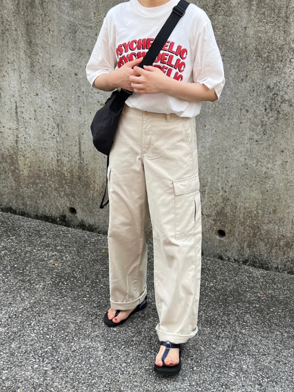 ブルー系のサンダルを着用したレディースの夏コーディネートの2枚目の写真