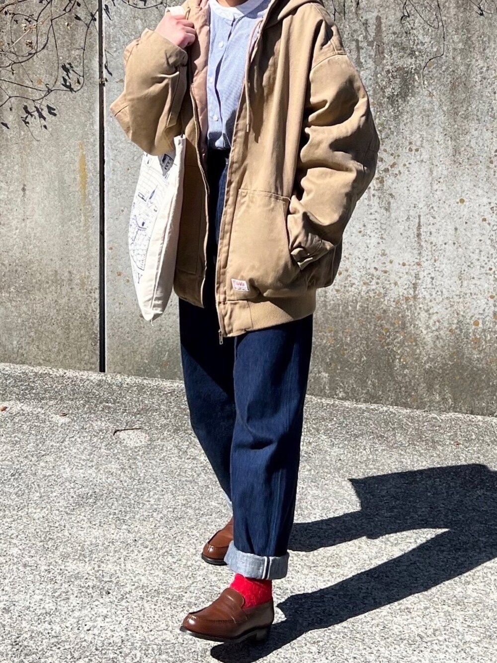 「春服デビュー宣言、春服コーデ、大人カジュアル、きれいめカジュアル、デニム、ローファー、ストライプシャツ、低身長コーデ、休日コーデ、トートバッグ」｜「LENOのアイテム（デニムパンツ、ブルー系）」を使った、ともさん（レディース・153cm）の春コーディネートの3枚目の写真