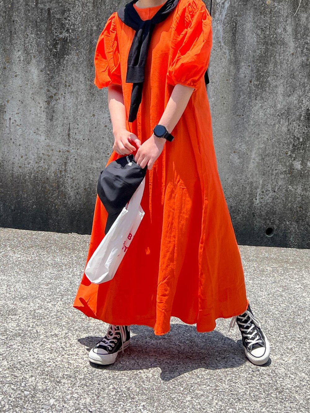 「休日コーデ、夏コーデ、オトナカワイイ、低身長、ラフ、低身長女子、ワンピース、converse」｜「CORNERSのu.e.made*×CORNERSコラボ　ボリュームスリーブバックリボンワンピース（ワンピース、オレンジ系）」を使った、ともさん（レディース・153cm）の夏コーディネートの2枚目の写真