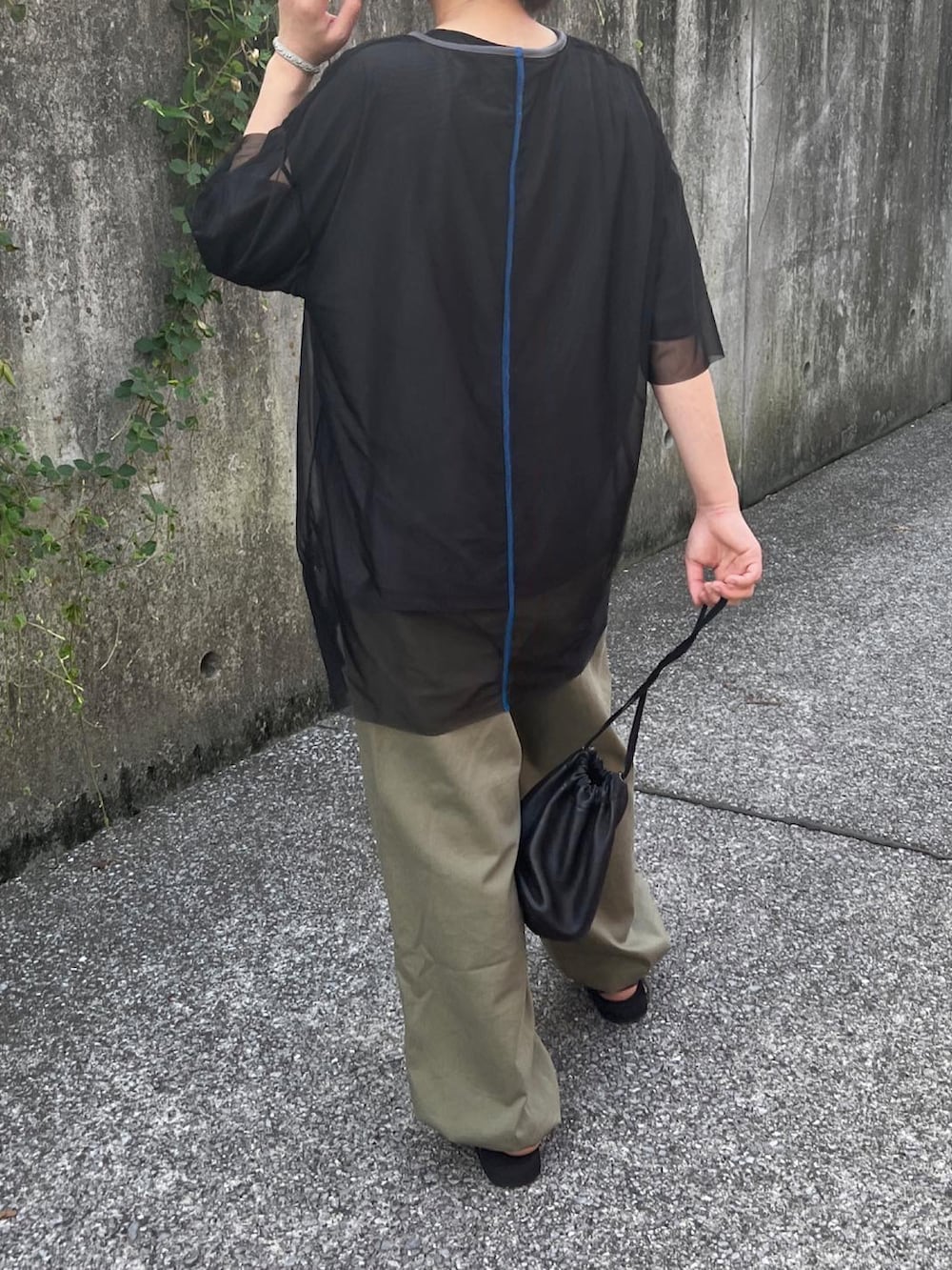 「オトナカジュアル、オトナ女子、夏、カーゴパンツ、低身長コーデ、シアー、サンダル、メンズライク、プチプラ」｜「VACANCYのリバーシブルチュールシアーTシャツ（Tシャツ/カットソー、ブラック系）」を使った、ともさん（レディース・153cm）の夏コーディネートの2枚目の写真