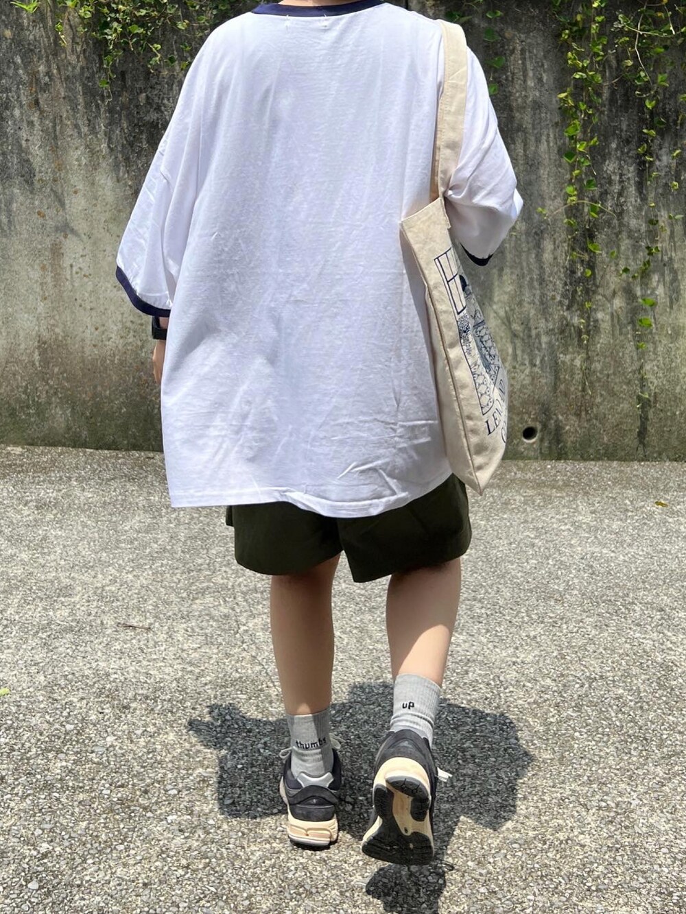 「カジュアル、低身長女子、夏コーデ、リンガーTシャツ、ハーフパンツ、ショートパンツ、グルカショーツ、ニューバランス、低身長、New Balance、夏だ！Tシャツ着よう！」｜「Plaireのアイテム（Tシャツ/カットソー、ブラック系）」を使った、ともさん（レディース・153cm）の夏コーディネートの2枚目の写真