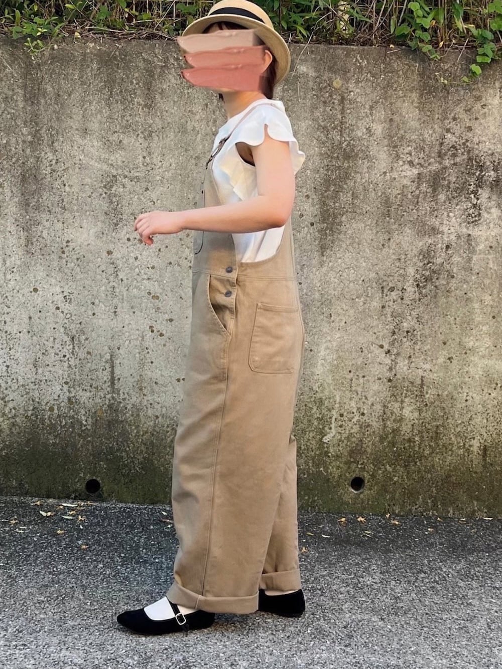 「オトナカジュアル、シンプルスタイル、休日コーデ、夏服、きれいめカジュアル、オーバーオール、サロペット、カンフーシューズ、カンカン帽」｜「AetaのDA25 / DEER LEATHER BOSTON : S（バッグ、ブラック系）」を使った、ともさん（レディース・153cm）の春コーディネートの2枚目の写真
