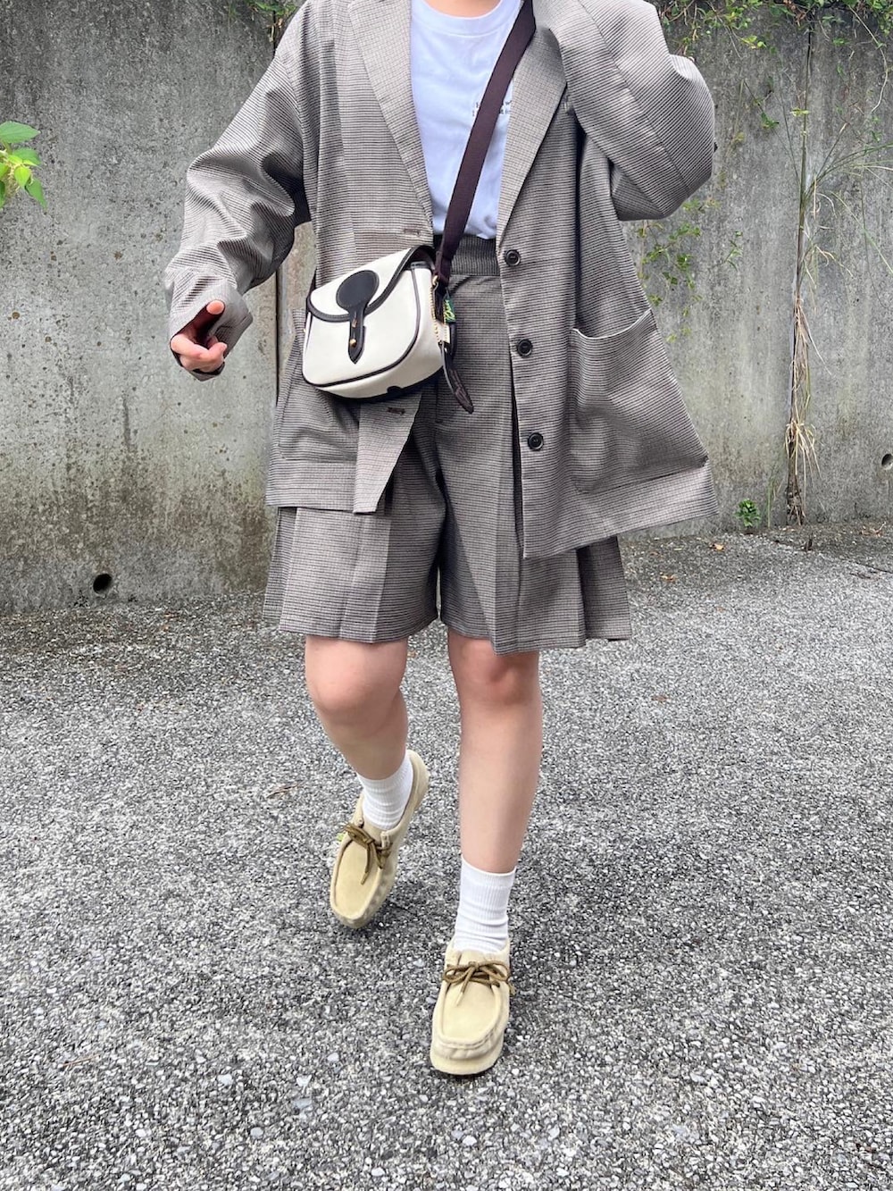 「秋服、休日スタイル、セットアップ、低身長コーデ、低身長女子、秋コーデ、ジャケット、ハーフパンツ、きれいめカジュアル」｜「BONLECILLの【セットアップ着用可能】ボーイフレンドオーバーテーラードジャケット（テーラードジャケット、ブラウン系）」を使った、ともさん（レディース・153cm）の秋コーディネートの2枚目の写真