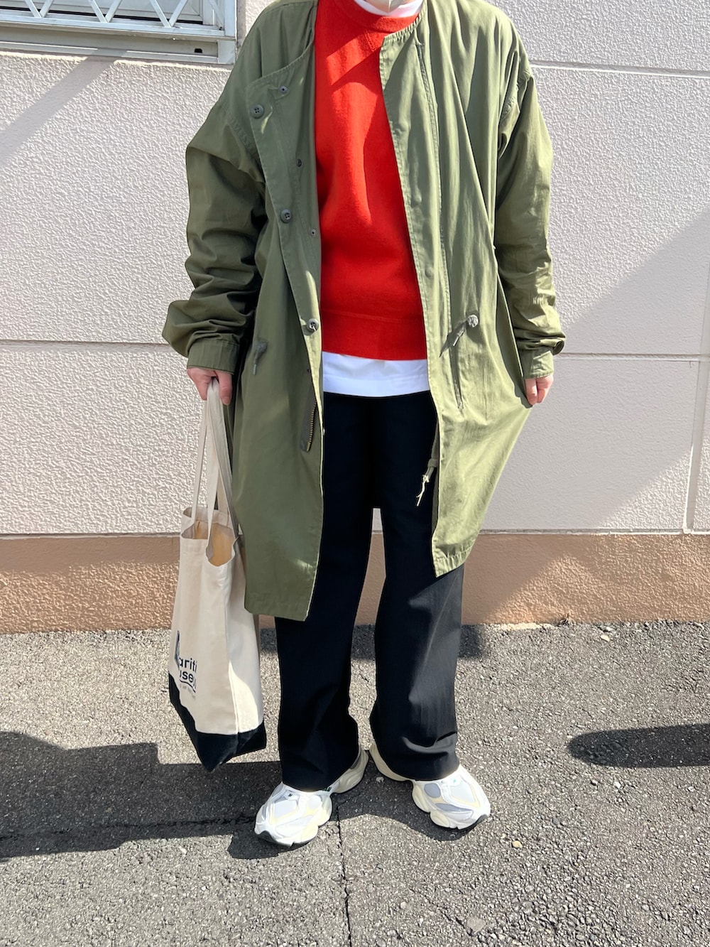 「レイヤードスタイル、M65、メガネ女子、チョコ色に染まれ、オレンジ、オトナカジュアル、スニーカー、低身長、パンツスタイル、休日スタイル」｜「THE SHINZONEのFIELD PARKER（ミリタリージャケット、グリーン系）」を使った、ともさん（レディース・153cm）の冬コーディネートの2枚目の写真