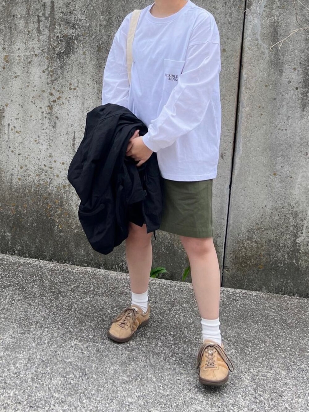 ブラック系のジャケット/アウター、ホワイト系のTシャツ/カットソー、ブラウン系のその他シューズを着用したレディースの春コーディネートの3枚目の写真