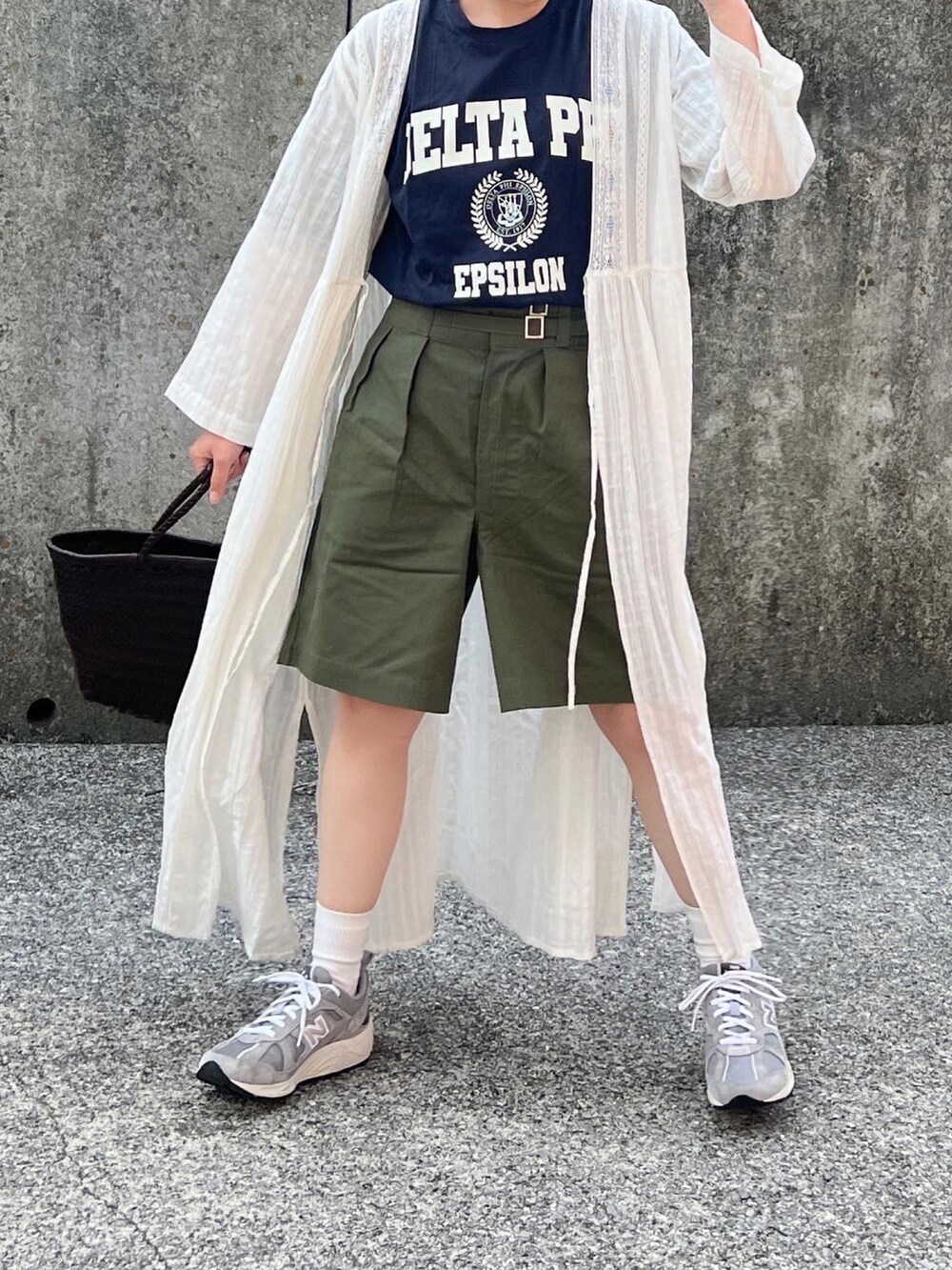 「大人カジュアル、低身長コーデ、Tシャツ、ロゴT、グルカショーツ、ハーフパンツ、ショートパンツ、ニューバランス、New Balance」｜「Plaireのアイテム（バッグ、ブラウン系）」を使った、ともさん（レディース・153cm）の夏コーディネートの2枚目の写真