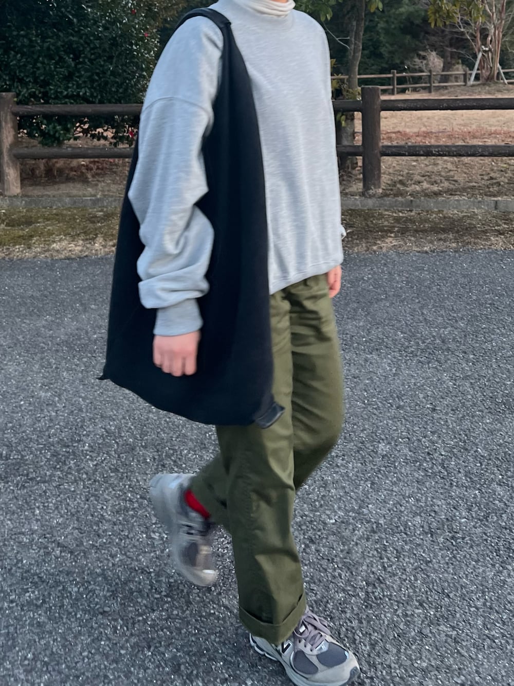 「今日のコーデ、スウェット、スウェットコーデ、シンプルスタイル、カジュアル、ミリタリーパンツ、ベイカーパンツ、New Balance、キャップ、メンズライク」｜「LACOSTEのコットンツイルLロゴキャップ（キャップ、ブルー系）」を使った、ともさん（レディース・153cm）の冬コーディネートの3枚目の写真