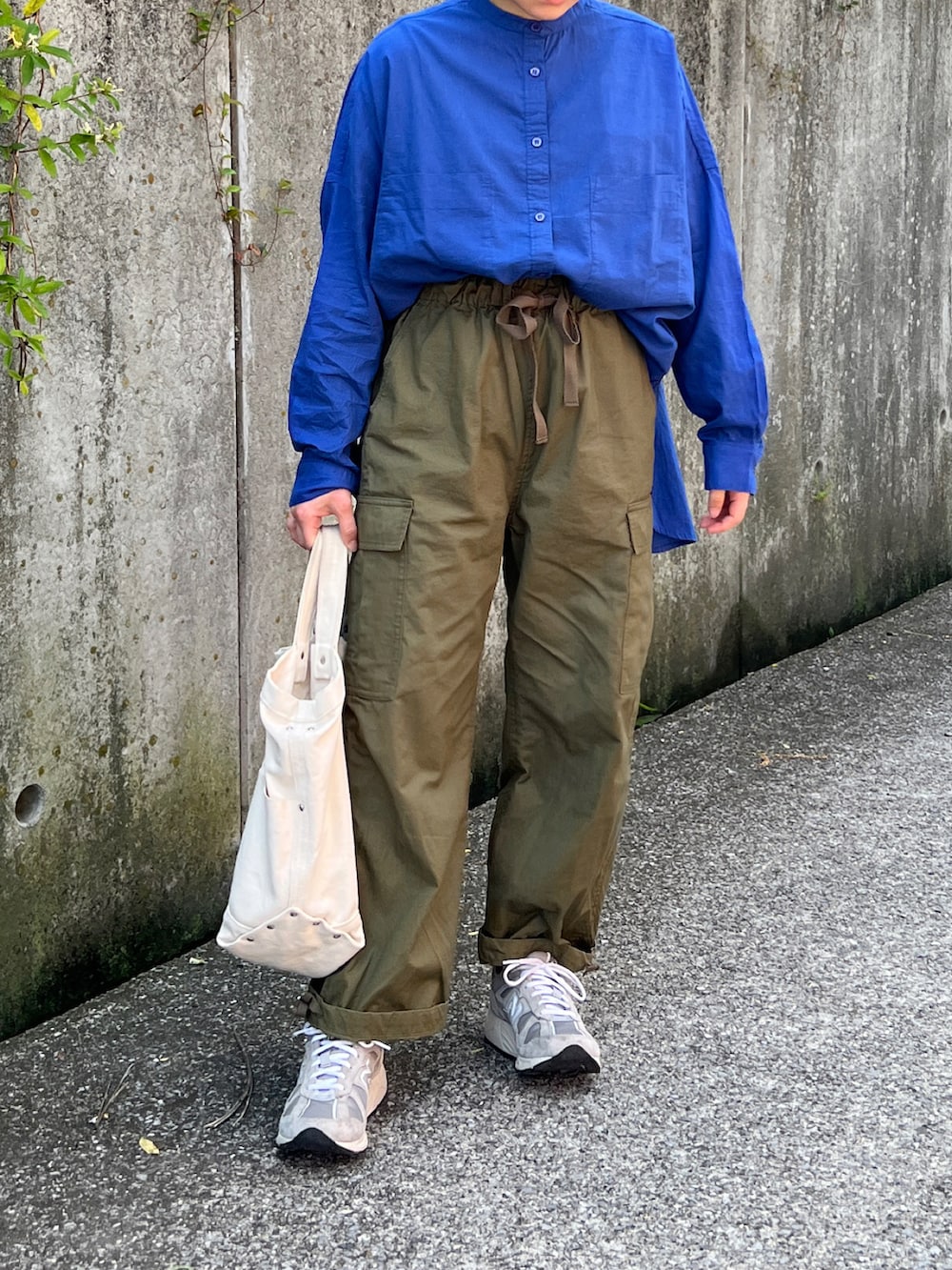 「お出かけコーデ日記、オトナカジュアル、低身長コーデ、シャツスタイル、ミリタリーパンツ、カーゴパンツ、スニーカー、アースカラー、ブルー」｜「ANGIEの【2023年春夏新色追加】インドボイルシアーオーバーシャツ/ストライプ/無地（シャツ/ブラウス、ブルー系）」を使った、ともさん（レディース・153cm）の春コーディネートの3枚目の写真