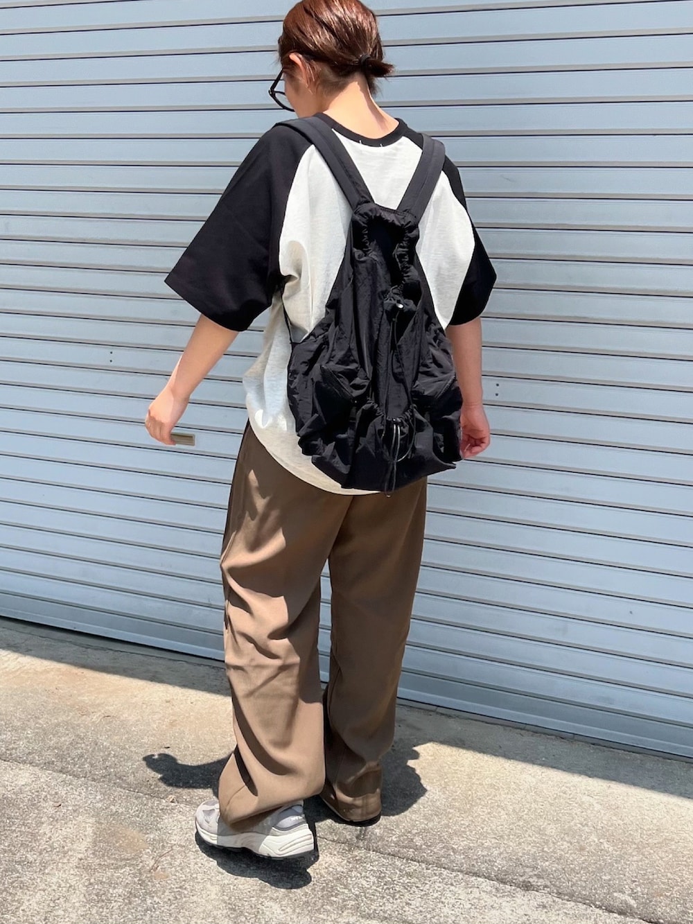 「夏コーデ、さらっと晴れやかスナップ、Tシャツ、シンプルコーデ、夏服、低身長女子、パンツコーデ、リュック」｜「MONO-MART LADY'Sの【Wendy's】別注 ウェンディーズ ヴィンテージプリント ラグラン半袖Tシャツ（Tシャツ/カットソー、ブラック系）」を使った、ともさん（レディース・153cm）の夏コーディネートの2枚目の写真