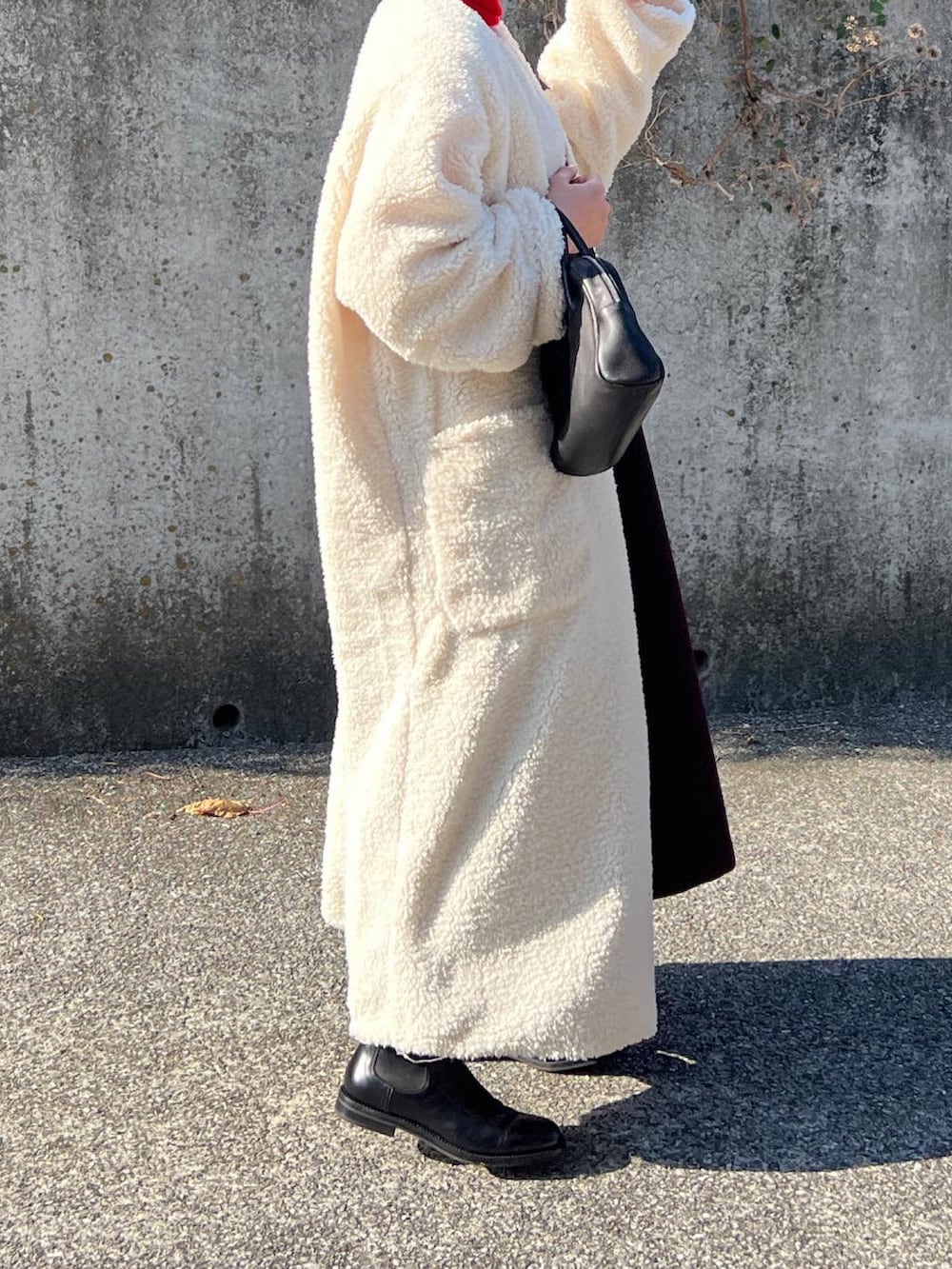 「休日コーデ、オトナ女子、低身長、秋冬、タートルネック、ジャンパースカート、冬のコーデ、サイドゴアブーツ、ボアコート、大人ガーリー」｜「AetaのDA25 / DEER LEATHER BOSTON : S（バッグ、ブラック系）」を使った、ともさん（レディース・153cm）の冬コーディネートの5枚目の写真