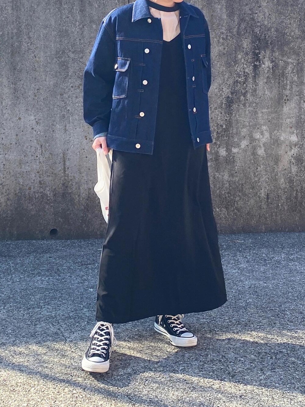 「シンプルコーデ、カジュアルガーリー、低身長、春コーデ、シアートップス、キャミワンピ、デニムジャケット、converse、モノトーン」｜「toucher du briseの【yumi. コラボ】レイヤードキャミワンピース　Sサイズ、低身長さんにもおすすめ（ワンピース、ブラック系）」を使った、ともさん（レディース・153cm）の春コーディネートの2枚目の写真