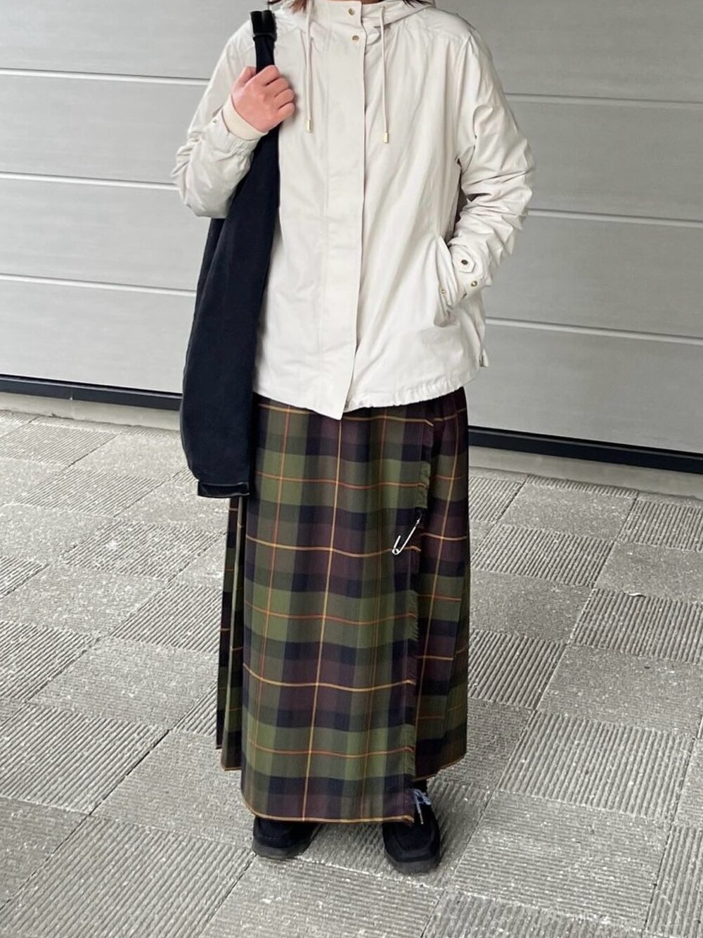 「スカートスタイル、大人コーデ、マウンテンパーカー、ロングスカート、スカート、トートバッグ、雨の日コーデ、低身長」｜「ikkaの【雑誌InRed4月号掲載】撥水マウンテンパーカー（マウンテンパーカー、ホワイト系）」を使った、ともさん（レディース・153cm）の春コーディネートの2枚目の写真