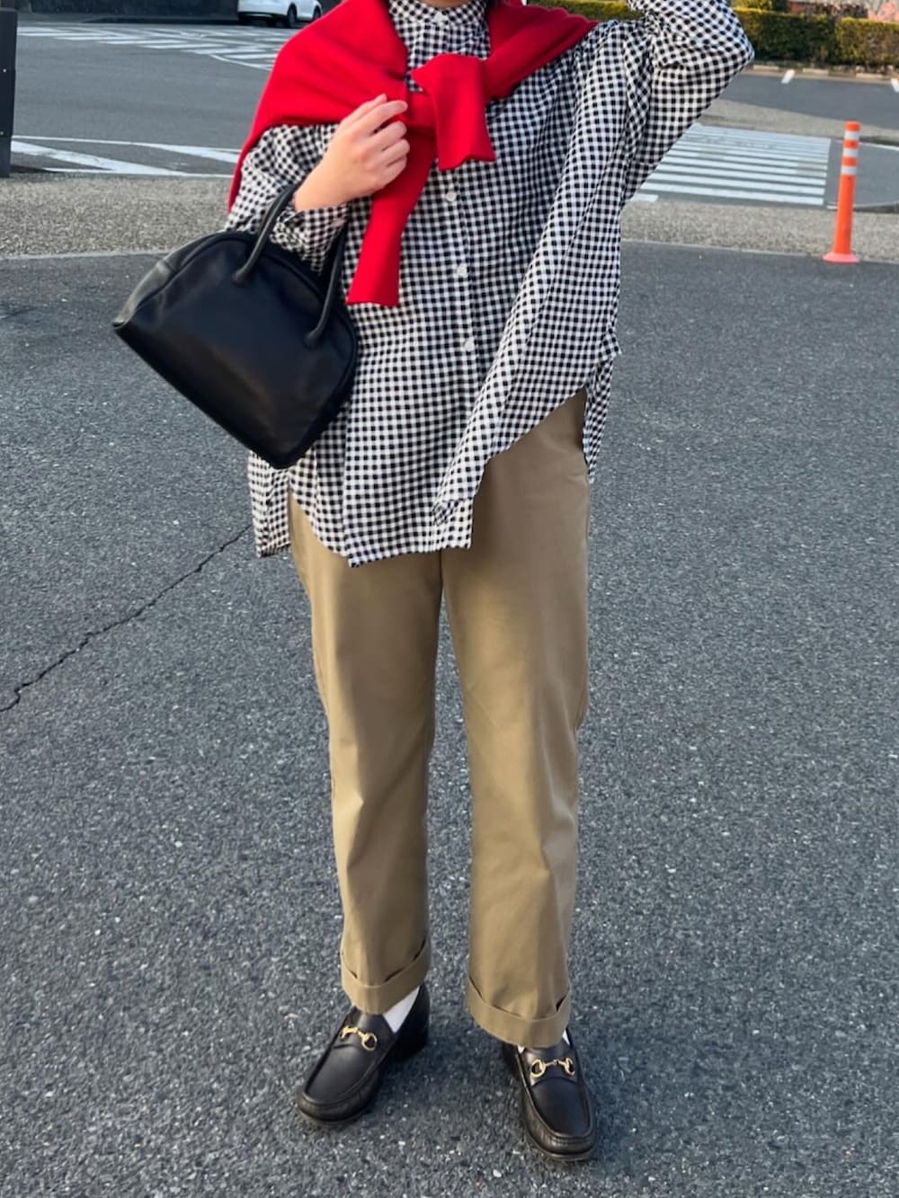 「春のおしゃ見えテクニック、大人かわいい、春服みてみて、パンツスタイル、きれいめカジュアル、オトナ女子、ギンガムチェック、チノパン、ローファー」｜「ANGIEのシアー オーバーサイズ シャツ /ストライプ /無地（シャツ/ブラウス、ブラック系）」を使った、ともさん（レディース・153cm）の春コーディネートの2枚目の写真