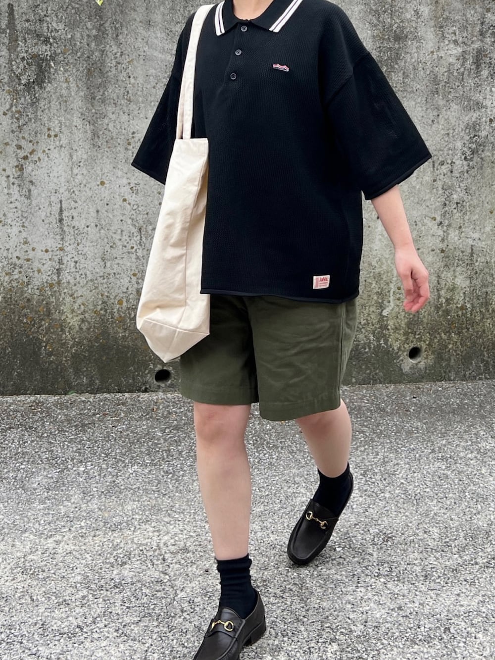 「このスタイルがお気に入り、休日コーデ、きれいめカジュアル、ポロシャツ、ハーフパンツ、ショートパンツ、ローファー、トートバッグ、大人カジュアル、低身長コーデ」｜「Javaの《JaVaジャバ コラボ》大人のスポーティー。超軽量襟ラインニットポロ（ポロシャツ、ブラック系）」を使った、ともさん（レディース・153cm）の夏コーディネートの2枚目の写真