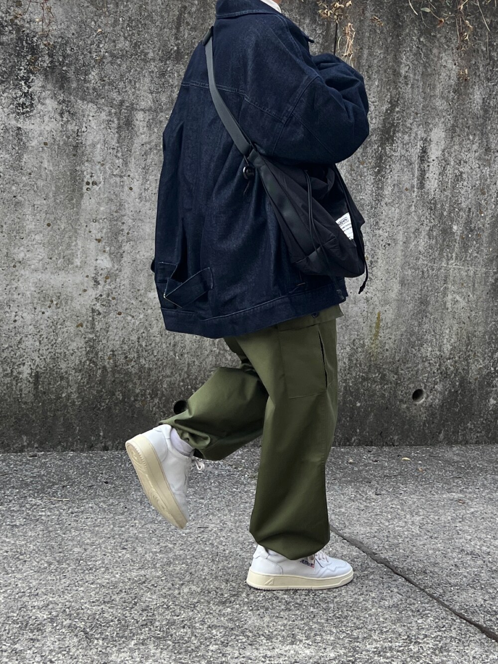 「休日スタイル、メンズライク、デニムジャケット、カーゴパンツ、ミリタリーパンツ、ミリタリーコーデ、カジュアル、ゆるコーデ、オーバーサイズ、ショルダーバッグ」｜「MONO-MART LADY'Sのビッグシルエットシンチバックデザインデニムジャケット（デニムジャケット、ブルー系）」を使った、ともさん（レディース・153cm）の冬コーディネートの2枚目の写真