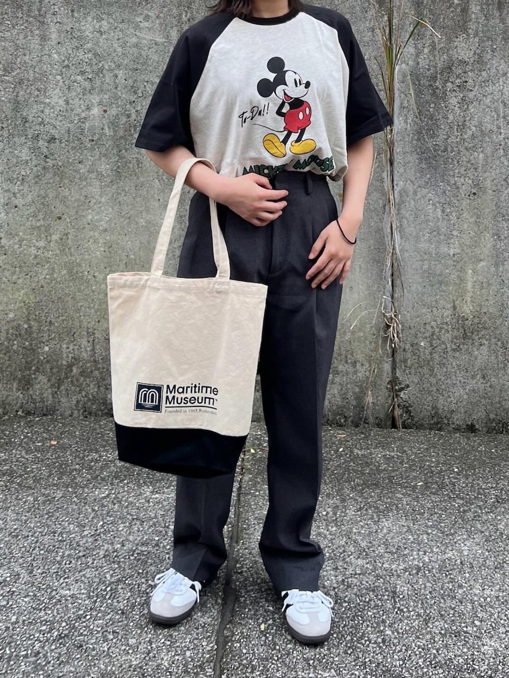 「ロゴT、きれいめカジュアル、骨格ストレート、大人コーデ、メンズライク、かごバッグ、プリントT、パンツスタイル、大人カジュアル、ベイカーパンツ、古着MIX」｜「Disneyの【Disney】別注 Mickey&Friends ミッキー＆フレンズ グラフィックプリント半袖Tシャツ（Tシャツ/カットソー、ブラック系）」を使った、ともさん（レディース・153cm）の春コーディネートの4枚目の写真