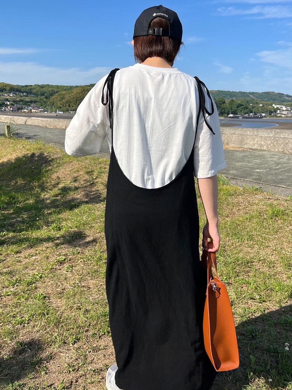 「オトナカジュアル、Tシャツ、ロゴT、リネンジャケット、キャップ、ワンピーススタイル、キャミワンピ、トートバッグ、休日コーデ、夏コーデ」｜「Plaireのアイテム（ワンピース/ドレス、ブラック系）」を使った、ともさん（レディース・153cm）の夏コーディネートの2枚目の写真