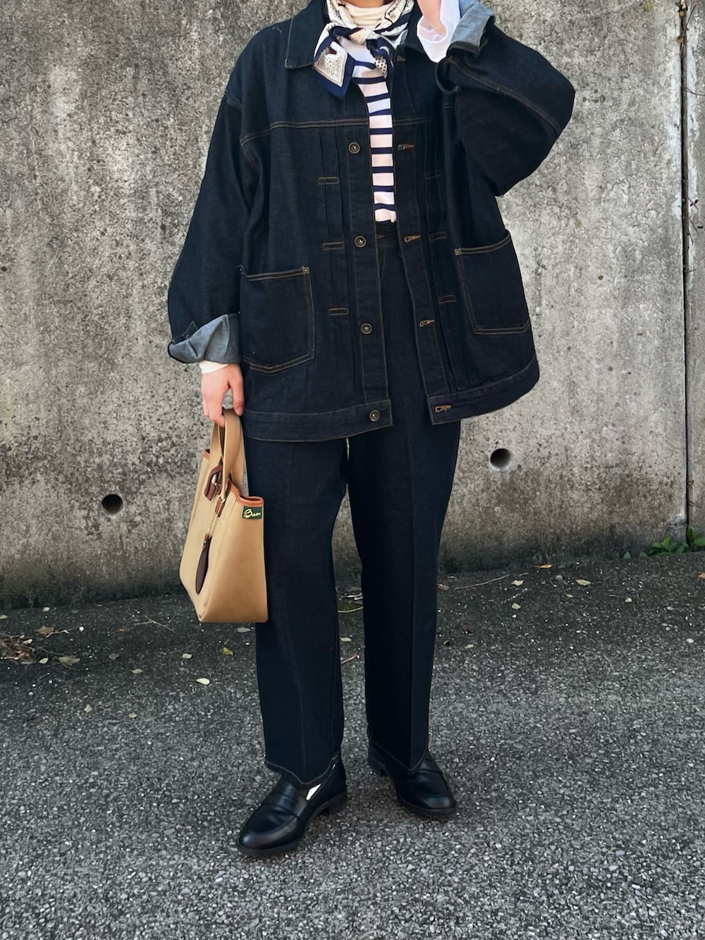 「休日スタイル、デニム、デニムジャケット、デニムパンツ、セットアップ、ボーダー、キレイめカジュアル、春、ローファー」｜「MONO-MART LADY'Sの【セットアップ対応】プリーツデザイン オーバーサイズ デニムジャケット（デニムジャケット、ブルー系）」を使った、ともさん（レディース・153cm）の冬コーディネートの3枚目の写真