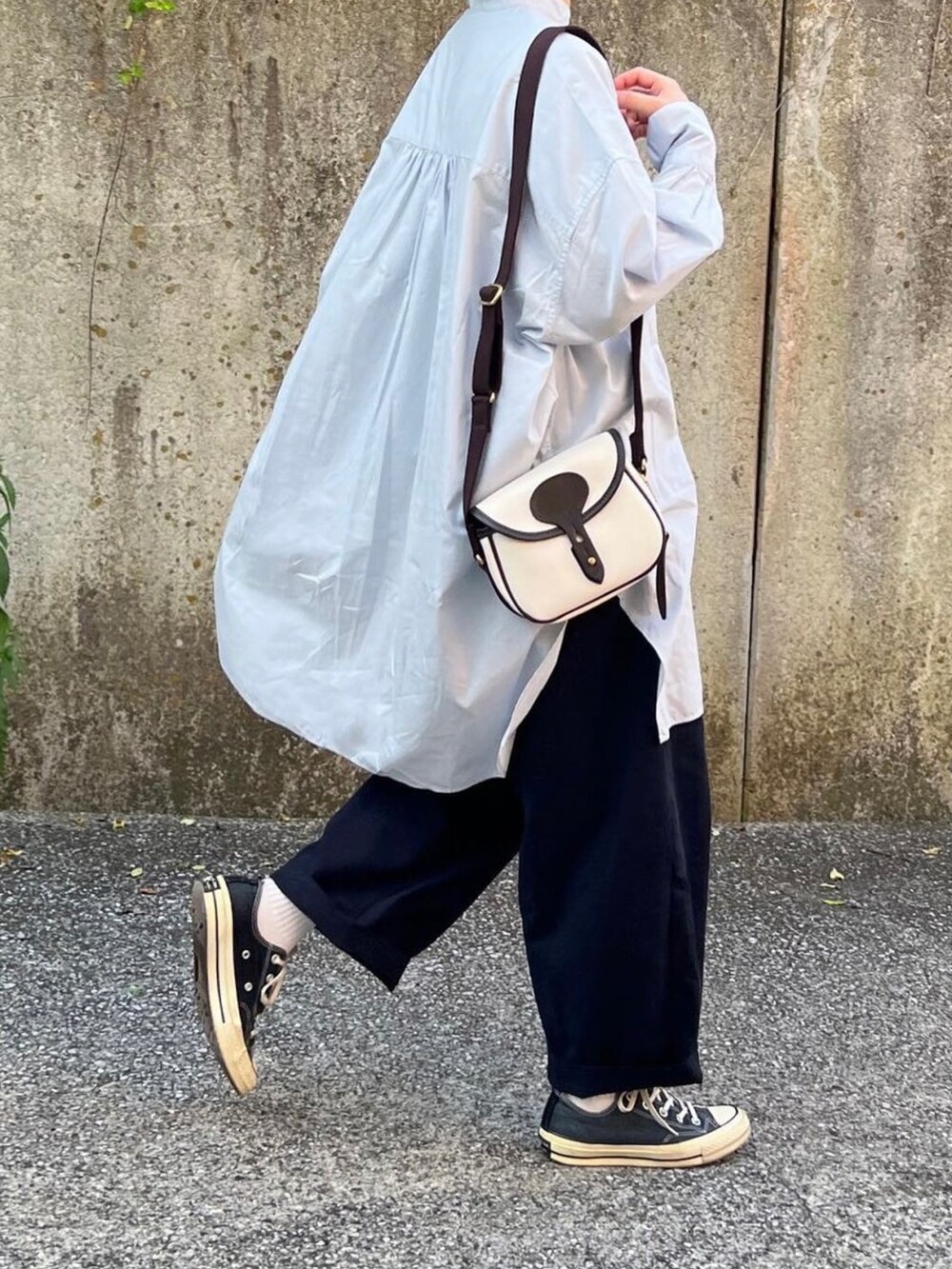 「オトナ女子、骨格ストレート、シャツスタイル、シンプルコーデ、ブルー、低身長女子、オーバーサイズ、きれいめカジュアル」｜「CONVERSEのct70（スニーカー、ブラック系）」を使った、ともさん（レディース・153cm）の夏コーディネートの2枚目の写真