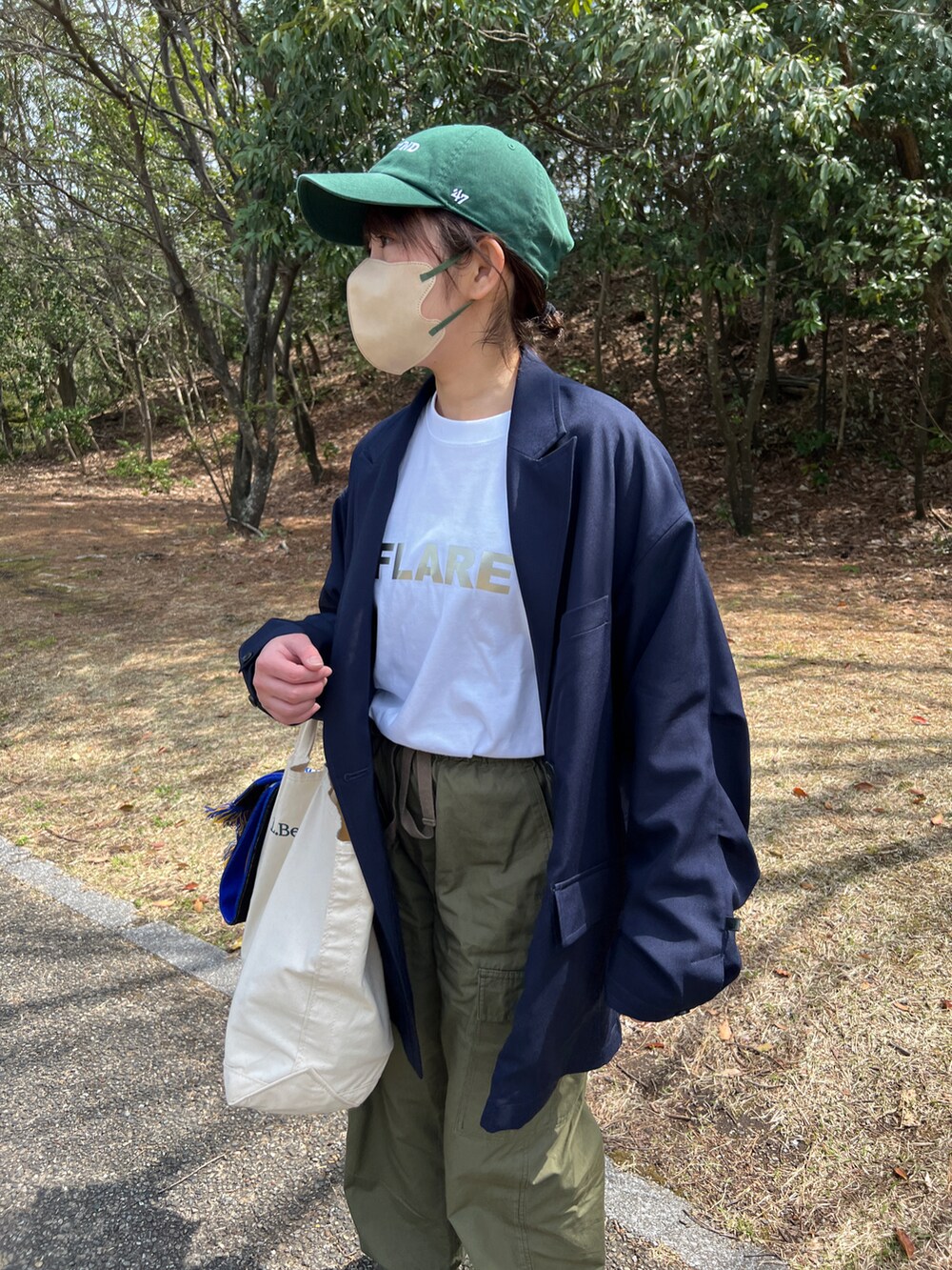 「大人コーデ、パンツコーデ、春ファッション、ジャケット、ロゴT、カーゴパンツ、キャップ、スニーカー、トートバッグ」｜「DAIWA PIER39のW's TECH DOUBLE-BREASTED JACKET TROPICAL（ジャケット/アウター、ブルー系）」を使った、ともさん（レディース・153cm）の春コーディネートの2枚目の写真