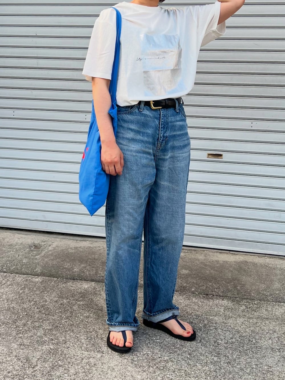 「夏ルックで気分アップ、ロゴT、白Tシャツ、大人カジュアルコーデ、デニム、夏コーデ、シンプルカジュアル、低身長コーデ、アウトドアスタイル」｜「Rashikの箔プリント冷感Tシャツ（Tシャツ/カットソー、ホワイト系）」を使った、ともさん（レディース・153cm）の夏コーディネートの2枚目の写真