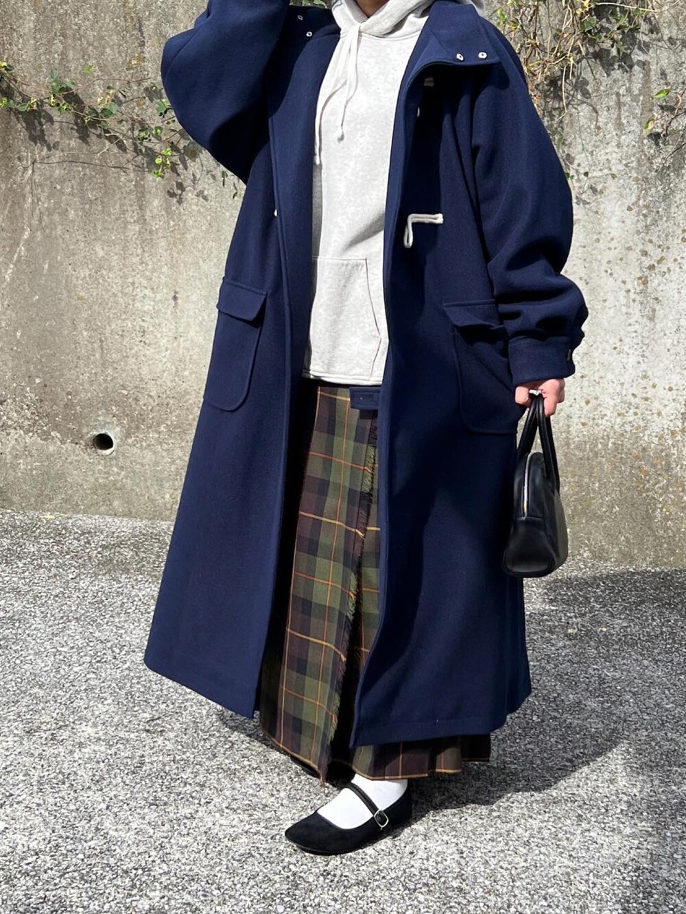「カジュアルスタイル、大人女子、きれいめカジュアル、ダッフルコート、パーカー、オニールオブダブリン、カンフーシューズ、カジュアル、低身長女子」｜「AetaのDA25 / DEER LEATHER BOSTON : S（バッグ、ブラック系）」を使った、ともさん（レディース・153cm）の秋コーディネートの2枚目の写真