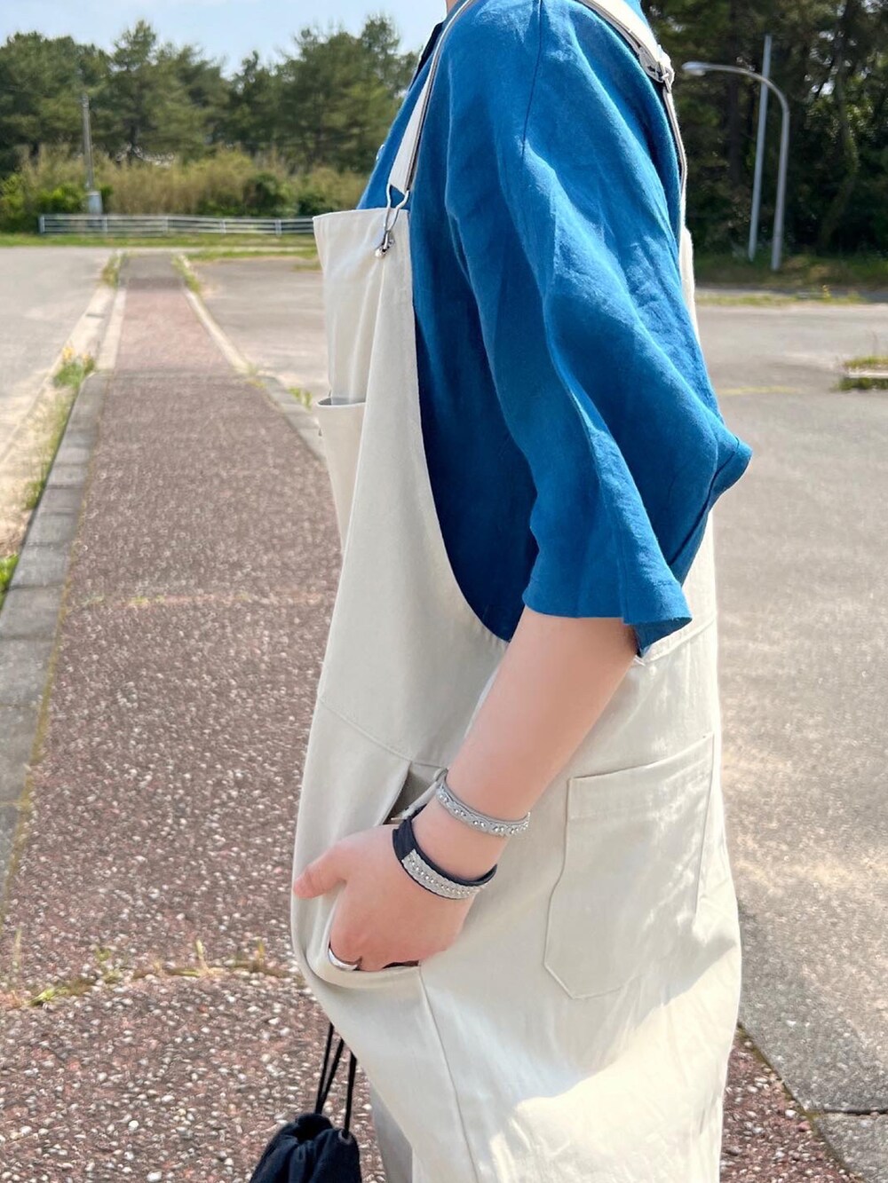 「大人カジュアル、夏コーデ、リネン、リネンシャツ、オーバーオール、低身長、バレエシューズ、巾着バッグ、プチプラコーデ、今日のコーデ」｜「Plaireのアイテム（シャツ/ブラウス、ブルー系）」を使った、ともさん（レディース・153cm）の春コーディネートの2枚目の写真