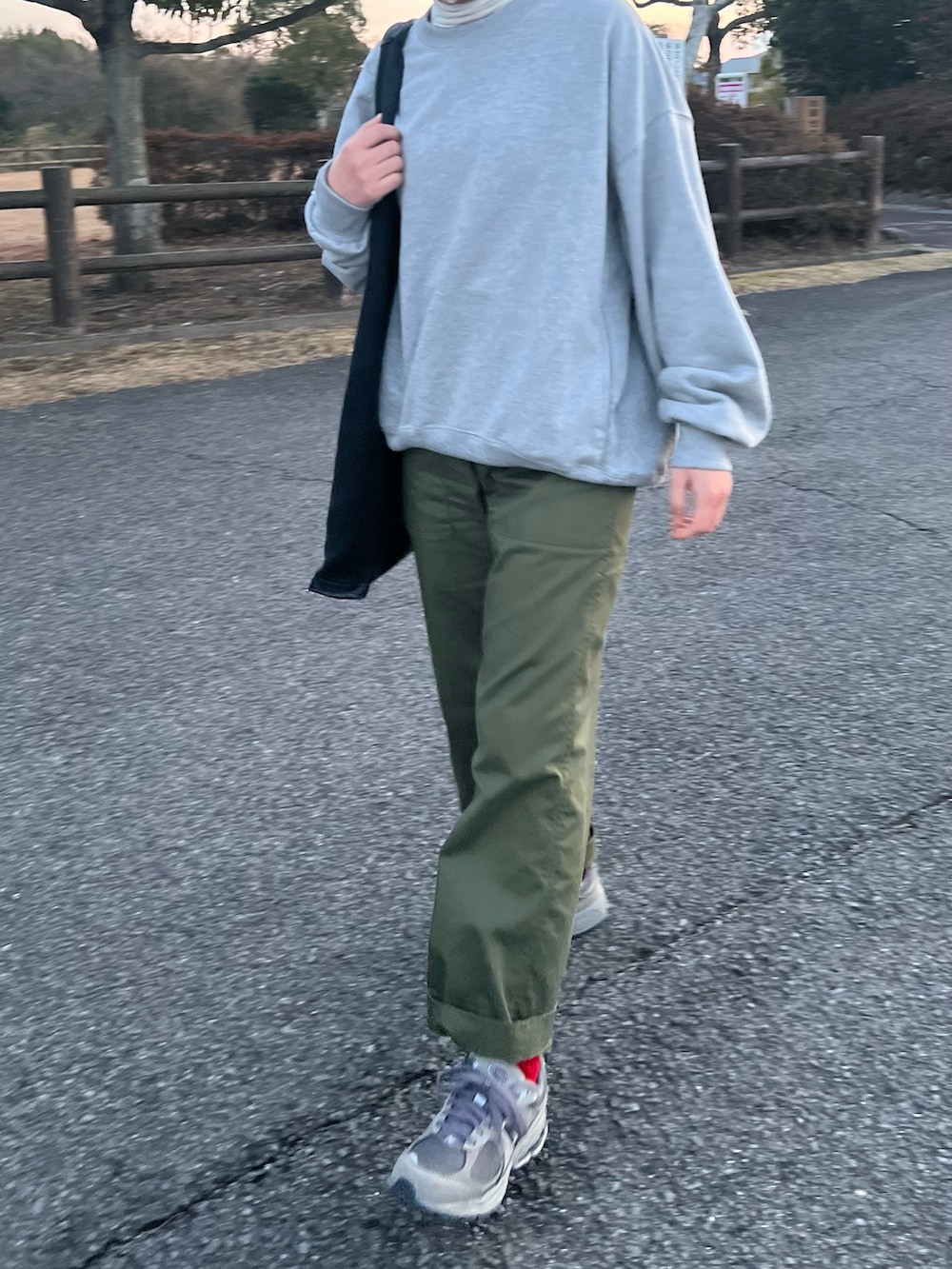 「今日のコーデ、スウェット、スウェットコーデ、シンプルスタイル、カジュアル、ミリタリーパンツ、ベイカーパンツ、New Balance、キャップ、メンズライク」｜「LACOSTEのコットンツイルLロゴキャップ（キャップ、ブルー系）」を使った、ともさん（レディース・153cm）の冬コーディネートの2枚目の写真