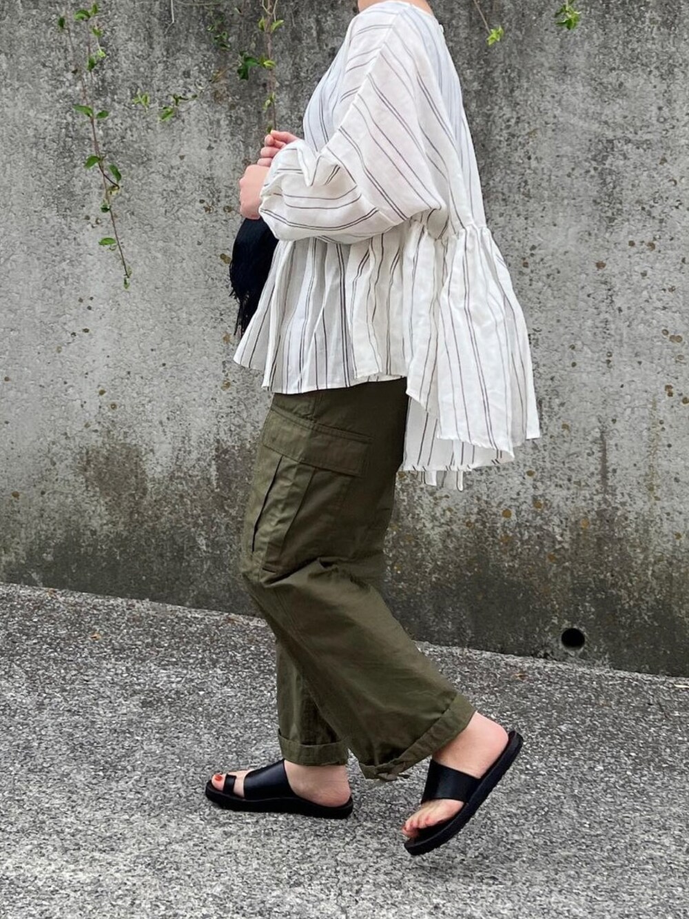 「ゆったりコーデ、チュニック、ストライプ、カーゴパンツ、ミリタリーパンツ、かごバッグ、サンダル、低身長、休日コーデ」｜「ebagosのアイテム（かごバッグ、ブラウン系）」を使った、ともさん（レディース・153cm）の夏コーディネートの3枚目の写真