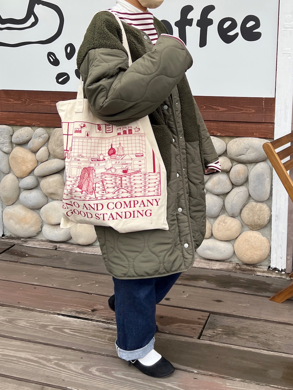 「カジュアルコーデ、秋冬コーデ、低身長女子、オトナカジュアル、パンツコーデ、きれいめカジュアル、ボーダー、バスクシャツ、デニムパンツ、カンフーシューズ」｜「recaのノーカラーボア×ひょうたんキルトコート（その他アウター、グリーン系）」を使った、ともさん（レディース・153cm）の秋コーディネートの2枚目の写真