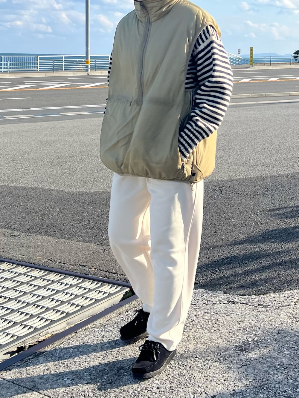 「オトナカジュアル、ベスト、スウェット、スウェットパンツ、休日スタイル、カジュアル、ラフコーデ、ボーダー」｜「DAIWA PIER39のDAIWA PIER39 | W's TECH REVERSIBLE PULLOVER PUFF VEST WOMEN（ベスト、ベージュ系）」を使った、ともさん（レディース・153cm）の春コーディネートの2枚目の写真