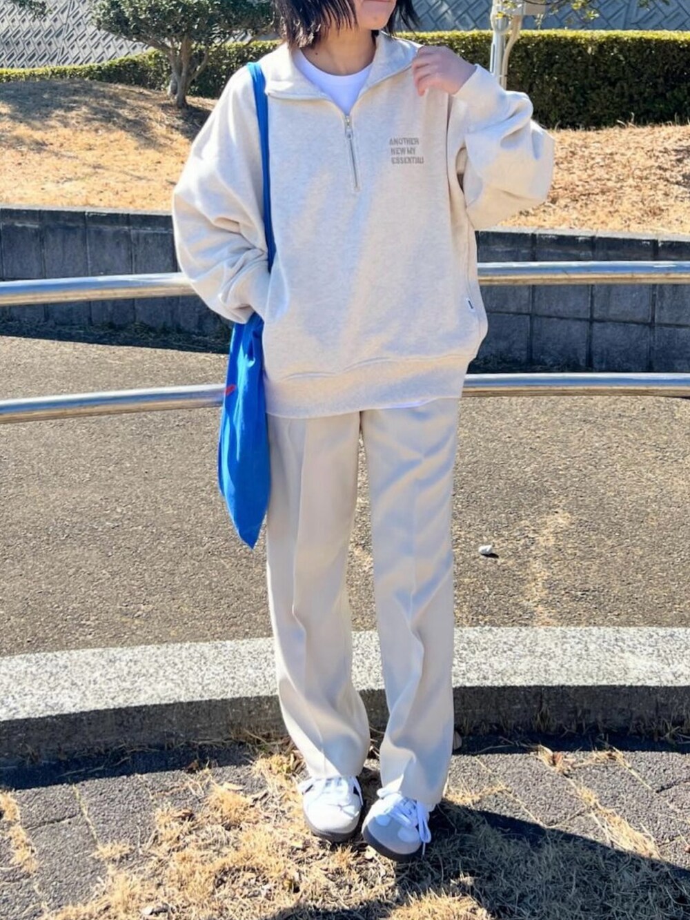 「春のおしゃ見えテクニック、シンプルスタイル、休日スタイル、オトナカジュアル、ラクチンコーデ、ハーフジップ、スラックス、トートバッグ、ワントーンコーデ、着回しコーデ」｜「ANMEのハーフジップロゴ刺繍入り裏毛スウェットトップス（スウェット、ホワイト系）」を使った、ともさん（レディース・153cm）の春コーディネートの2枚目の写真