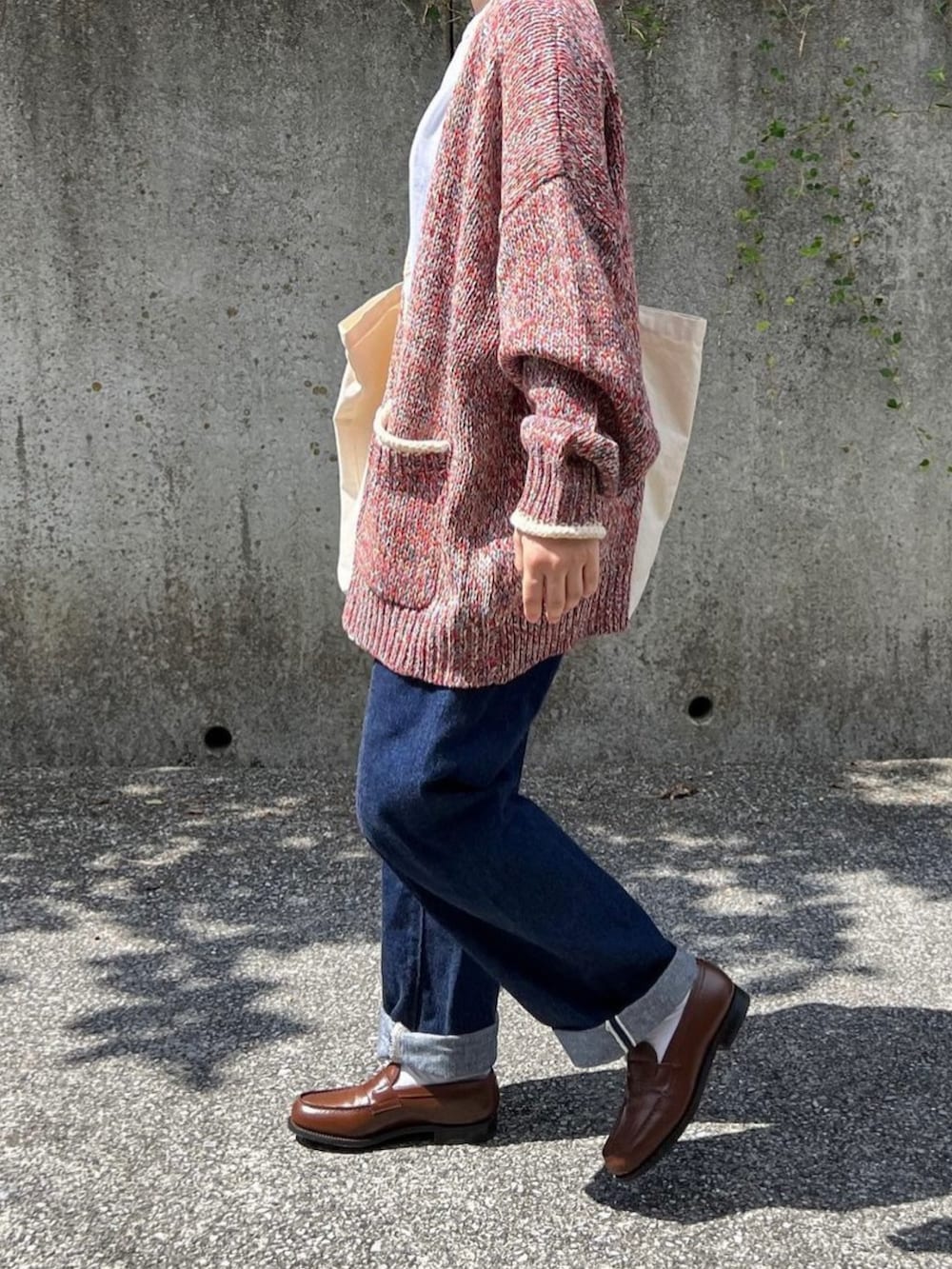 「秋服、パンツコーデ、デニムパンツ、初秋コーデ、大人カジュアル、カーディガン、ローファー、トートバッグ、きれいめカジュアル」｜「THE SHINZONEのShinzone PACK TEE（Tシャツ/カットソー、その他）」を使った、ともさん（レディース・153cm）の秋コーディネートの2枚目の写真