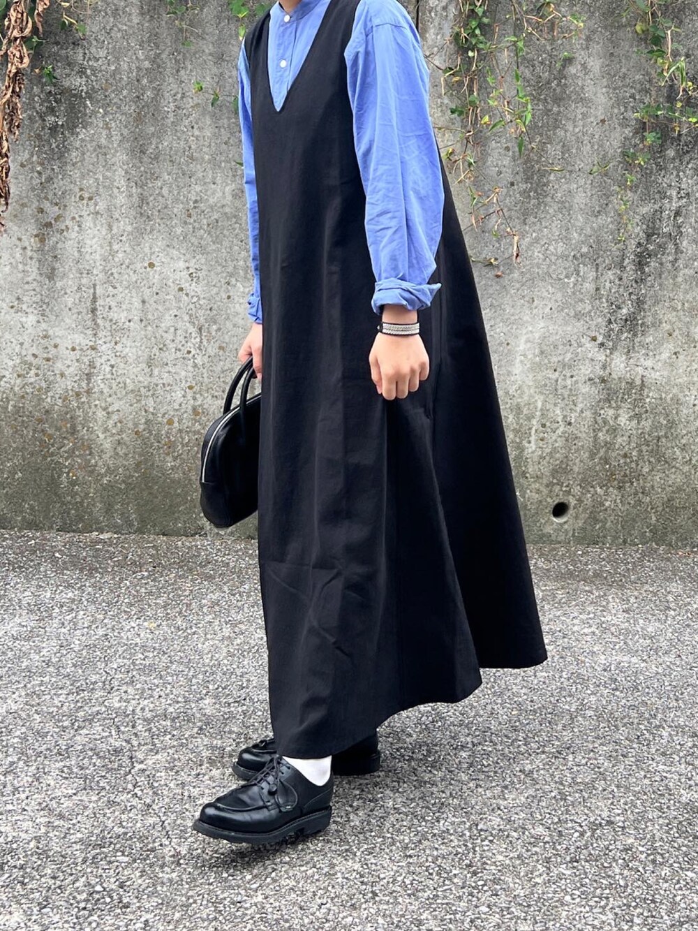 「大人カジュアル、休日コーデ、大人女子、低身長女子、シンプルコーデ、ジャンパースカート、ワンピース、革靴、秋服、きれいめカジュアル」｜「COMOLIのバンドカラーシャツ（シャツ/ブラウス、ブルー系）」を使った、ともさん（レディース・153cm）の秋コーディネートの2枚目の写真