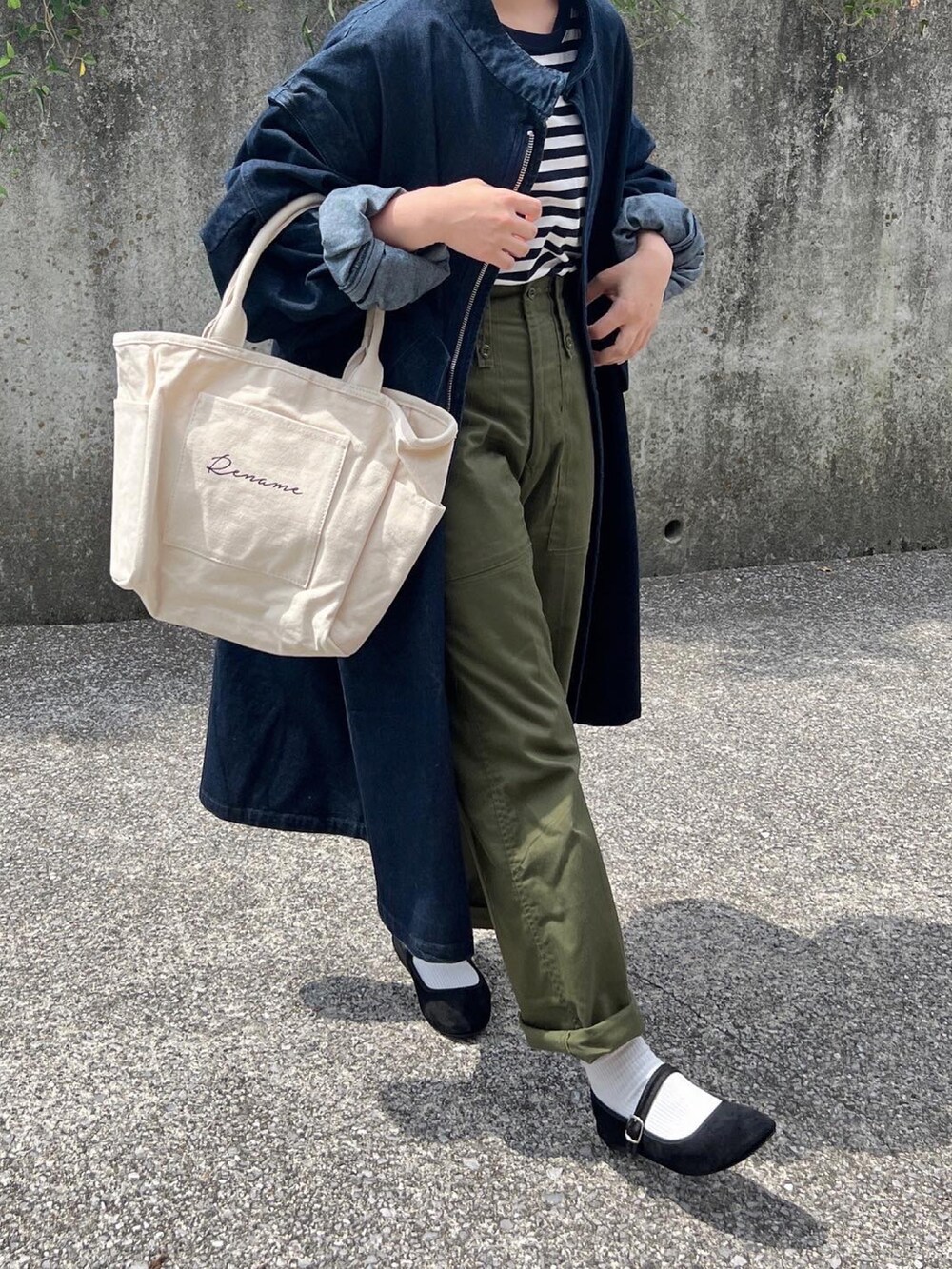 「カジュアルコーデ、着回しコーデ、ボーダートップス、軍パン、秋服準備はじめました、デニム、カンフーシューズ、トートバッグ、低身長コーデ」｜「forksy.の【forksy.】２WAYデニムモッズコート/ベスト（モッズコート、ブルー系）」を使った、ともさん（レディース・153cm）の夏コーディネートの3枚目の写真