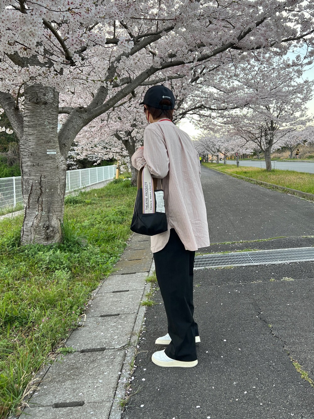 「お出かけコーデ、きれいめカジュアル、春服、ピンク、ストライプシャツ、スラックス、タックワイドパンツ、メンズライク、スニーカー、シンプルスタイル、低身長コーデ」｜「Daily russetの【THEATRE PRODUCTS】ジャガードテープ2wayトートバッグ（S）（トートバッグ、ブラック系）」を使った、ともさん（レディース・153cm）の春コーディネートの2枚目の写真