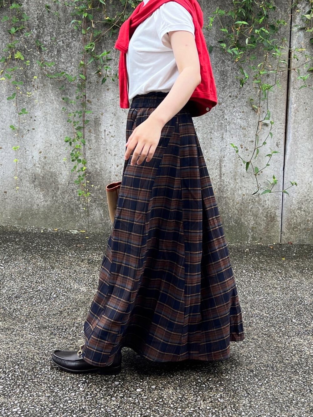 「秋のコーデ、オトナカジュアル、秋コーデ、オトナ女子、チェック、低身長コーデ、チェックスカート、ロングスカート、ローファー」｜「BRADYの【Brady】BECK（トートバッグ、グリーン系）」を使った、ともさん（レディース・153cm）の秋コーディネートの2枚目の写真