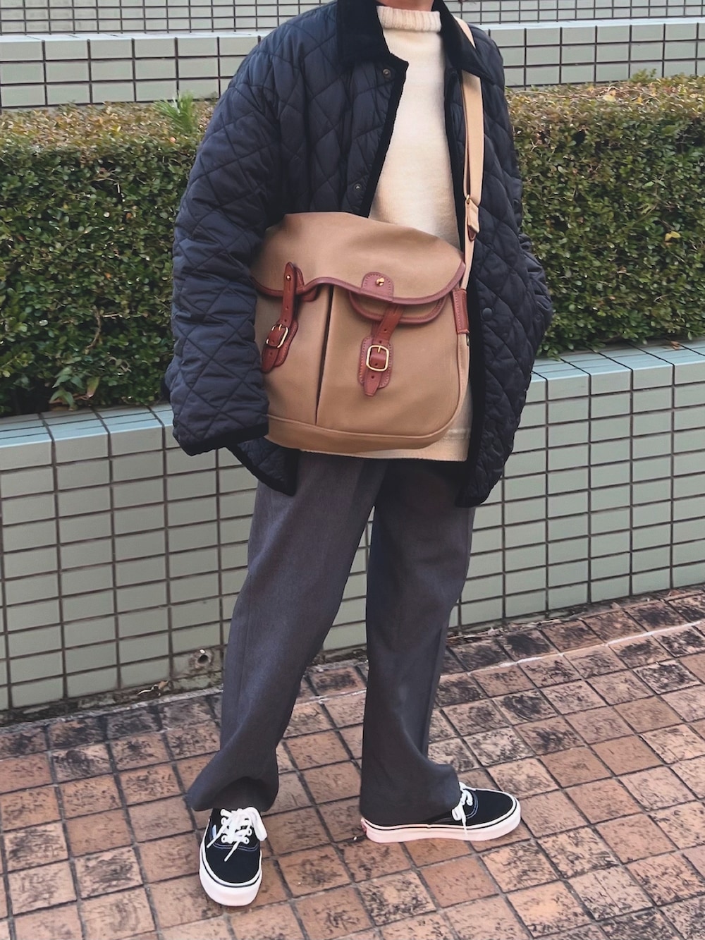 「きれいめカジュアル、ベレー帽、ニット、キルティング、キルティングジャケット、スニーカー、チョコ色に染まれ、スニーカーコーデ、VANS」｜「BRADYのBrady | ARIEL TROUT LARGE（ショルダーバッグ、グリーン系）」を使った、ともさん（レディース・153cm）の冬コーディネートの2枚目の写真