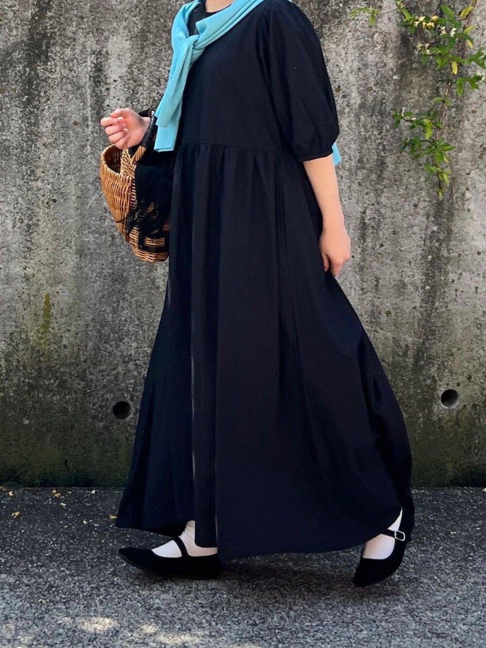 「お出かけコーデ、夏コーデ、大人カジュアル、大人かわいい、夏、ワンピース、ロングワンピース、かごバッグ、カンフーシューズ」｜「ANGIEの[選べる2デザイン]コットンティアードワンピース（ワンピース、ブラック系）」を使った、ともさん（レディース・153cm）の春コーディネートの2枚目の写真