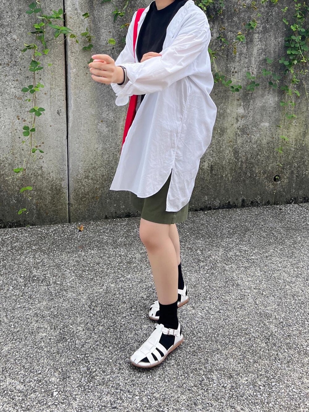 「真夏のアクティブスタイル、オトナカジュアル、夏、きれいめカジュアル、オトナ女子、グルカサンダル、ハーフパンツ、ショートパンツ、トートバッグ、シャツスタイル」｜「COMOLIの15春夏新入荷【COMOLI(コモリ)】バンドカラーシャツ（シャツ/ブラウス、ホワイト系）」を使った、ともさん（レディース・153cm）の夏コーディネートの2枚目の写真