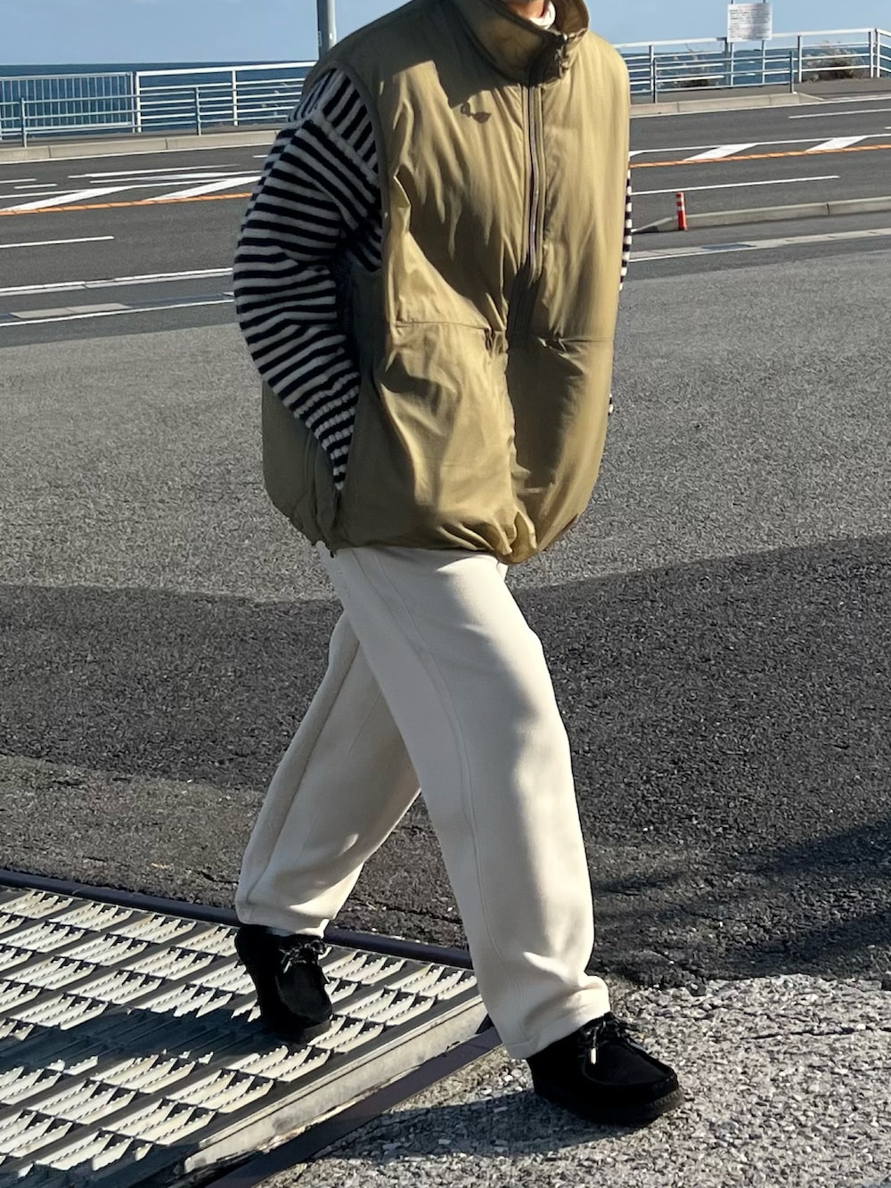 「オトナカジュアル、ベスト、スウェット、スウェットパンツ、休日スタイル、カジュアル、ラフコーデ、ボーダー」｜「DAIWA PIER39のDAIWA PIER39 | W's TECH REVERSIBLE PULLOVER PUFF VEST WOMEN（ベスト、ベージュ系）」を使った、ともさん（レディース・153cm）の春コーディネートの3枚目の写真