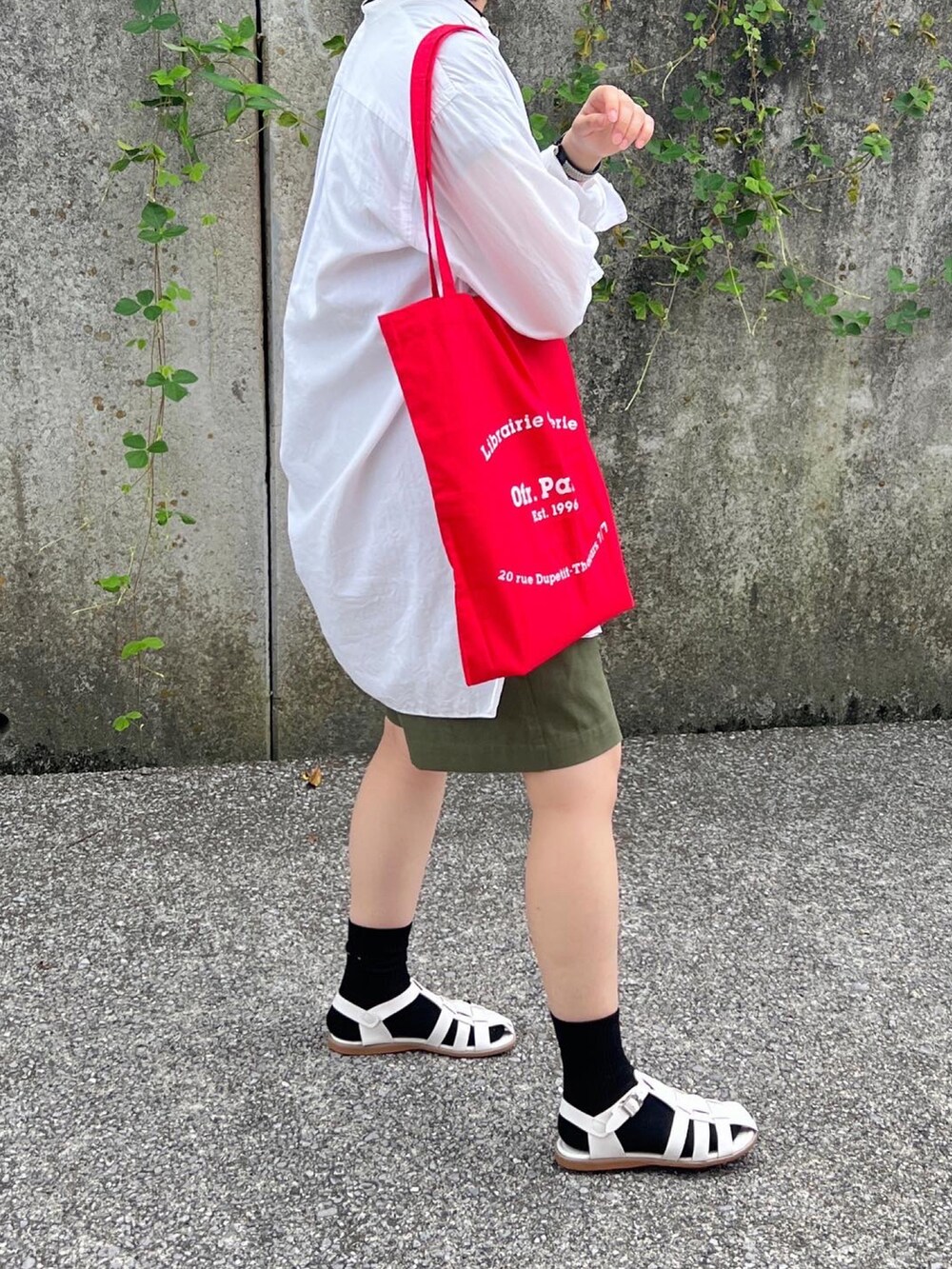「真夏のアクティブスタイル、オトナカジュアル、夏、きれいめカジュアル、オトナ女子、グルカサンダル、ハーフパンツ、ショートパンツ、トートバッグ、シャツスタイル」｜「COMOLIの15春夏新入荷【COMOLI(コモリ)】バンドカラーシャツ（シャツ/ブラウス、ホワイト系）」を使った、ともさん（レディース・153cm）の夏コーディネートの3枚目の写真