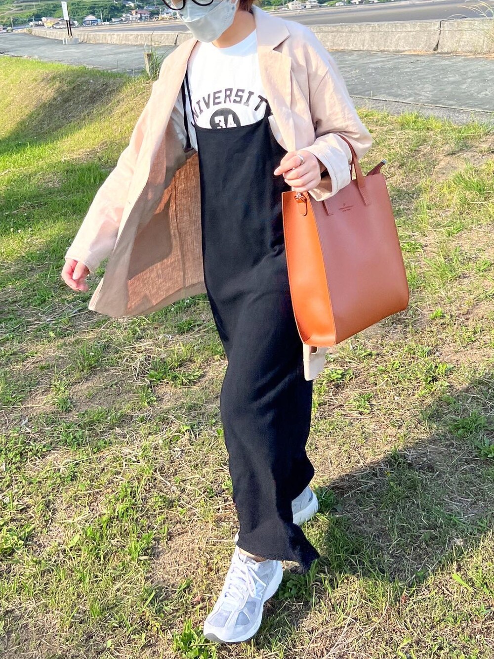 「オトナカジュアル、Tシャツ、ロゴT、リネンジャケット、キャップ、ワンピーススタイル、キャミワンピ、トートバッグ、休日コーデ、夏コーデ」｜「Plaireのアイテム（ワンピース/ドレス、ブラック系）」を使った、ともさん（レディース・153cm）の夏コーディネートの4枚目の写真