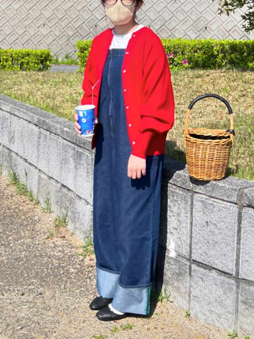 「お洒落さんとつながりたい、オトナカジュアル、きれいめカジュアル、デニム、オーバーオール、サロペット、かごバッグ、バレエシューズ、大人かわいい、休日スタイル」｜「BONLECILLのカラーステッチロールアップハーフジップデニムサロペット（サロペット/オーバーオール、ブルー系）」を使った、ともさん（レディース・153cm）の春コーディネートの2枚目の写真
