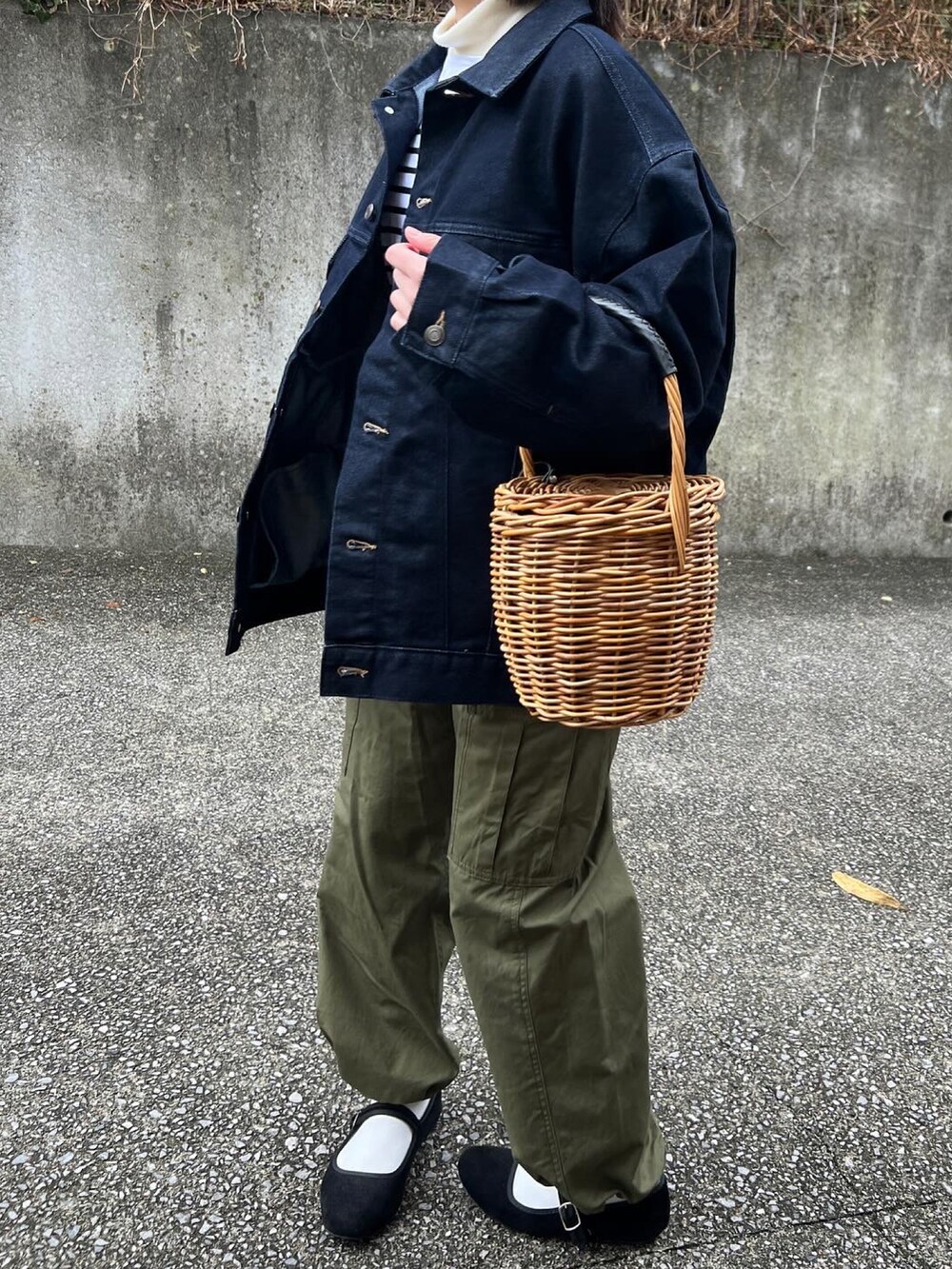 「着回しコーデ、デニムジャケット、ボーダー、バスクシャツ、ミリタリーパンツ、カーゴパンツ、カンフーシューズ、かごバッグ、春服みてみて、低身長」｜「MONO-MART LADY'Sのビッグシルエットシンチバックデザインデニムジャケット（デニムジャケット、ブルー系）」を使った、ともさん（レディース・153cm）の冬コーディネートの2枚目の写真