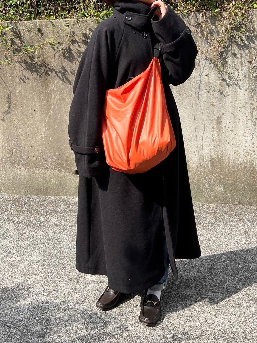 「大人コーデ、パンツスタイル、ケープコート、ロングコート、冬コーデ、ローファー、きれいめカジュアル、デニムパンツ、冬アウター」｜「THE SHINZONEの【Shinzone×NANGA】ポケッタブルトートバッグ（バッグ、オレンジ系）」を使った、ともさん（レディース・153cm）の秋コーディネートの3枚目の写真