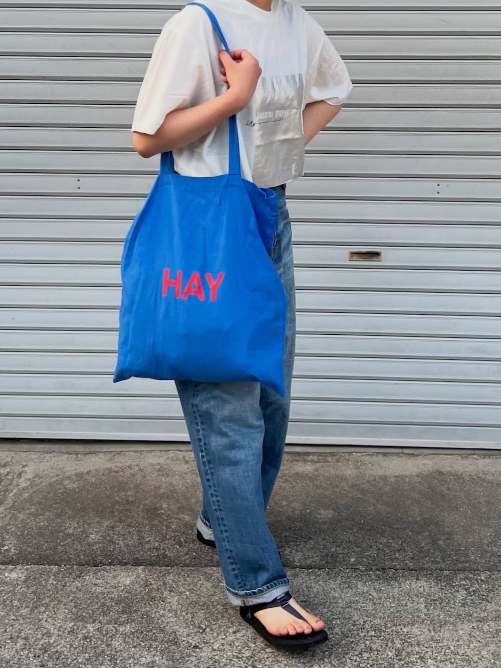 「夏ルックで気分アップ、ロゴT、白Tシャツ、大人カジュアルコーデ、デニム、夏コーデ、シンプルカジュアル、低身長コーデ、アウトドアスタイル」｜「Rashikの箔プリント冷感Tシャツ（Tシャツ/カットソー、ホワイト系）」を使った、ともさん（レディース・153cm）の夏コーディネートの4枚目の写真