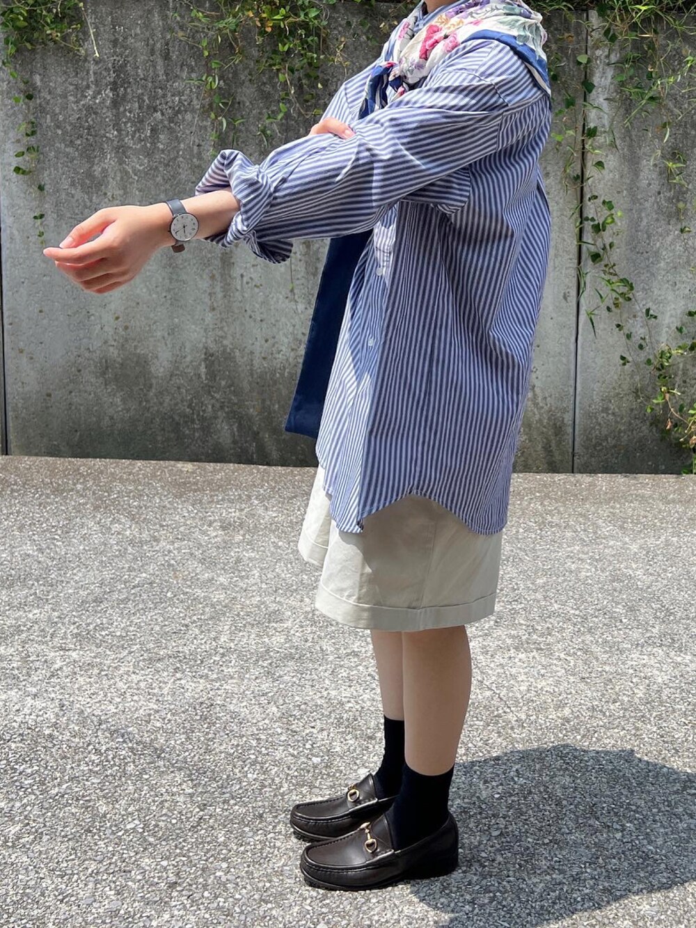 ベージュ系のパンツ、ブルー系のトートバッグを着用したレディースの夏コーディネートの4枚目の写真