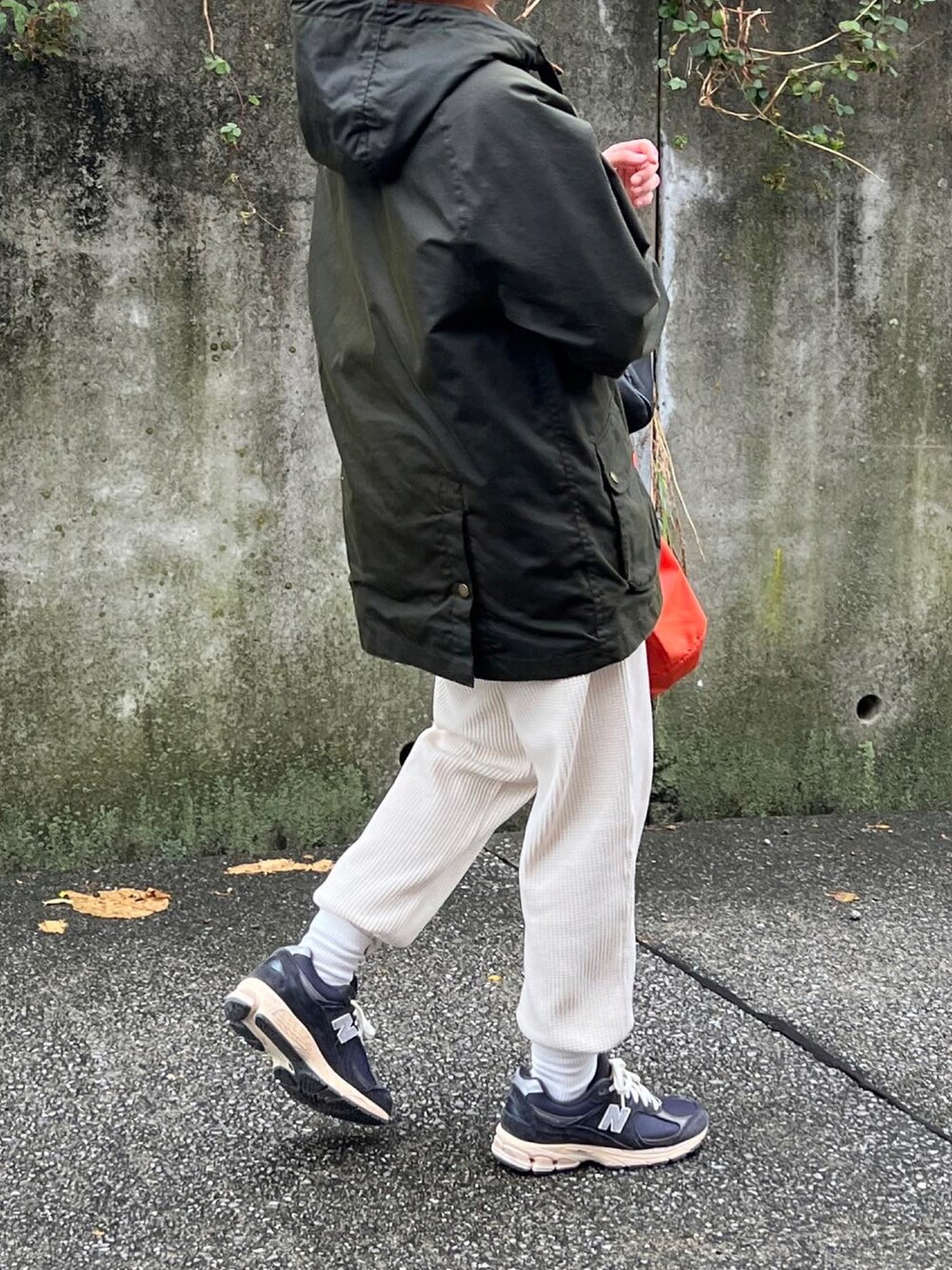 「秋冬コーデ、シンプルコーデ、大人カジュアル、ゆるコーデ、ジョカーパンツ、バブアー、barbour、New Balance、メンズライク、低身長」｜「ALEXA CHUNGの【Barbour by ALEXACHUNG】VIOLET WAX（ブルゾン、グリーン系）」を使った、ともさん（レディース・153cm）の秋コーディネートの2枚目の写真